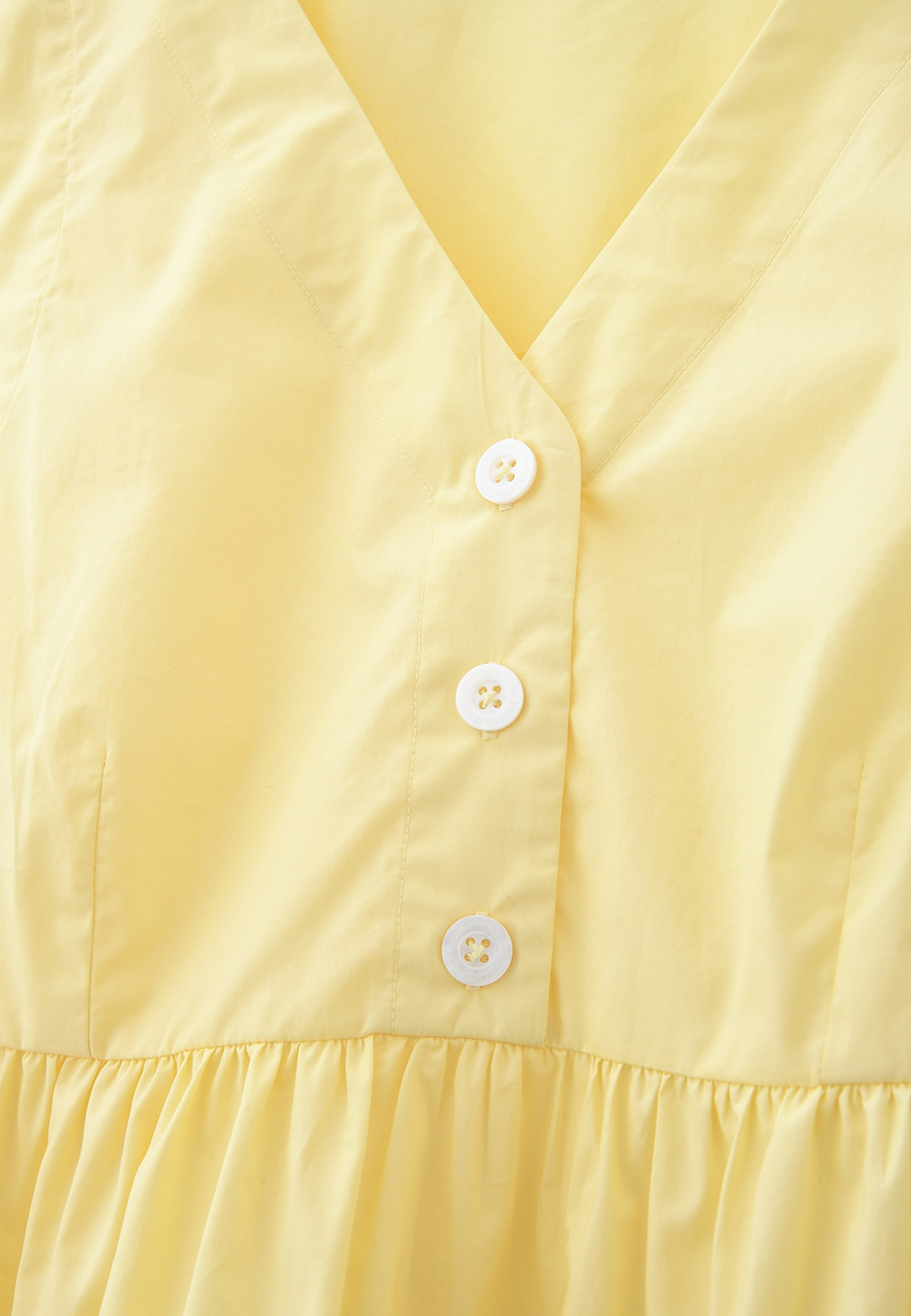 Ärmlös blus FARI, från Carin Wester, i färgen Light Yellow. Klicka för att öppna bilden i stort format