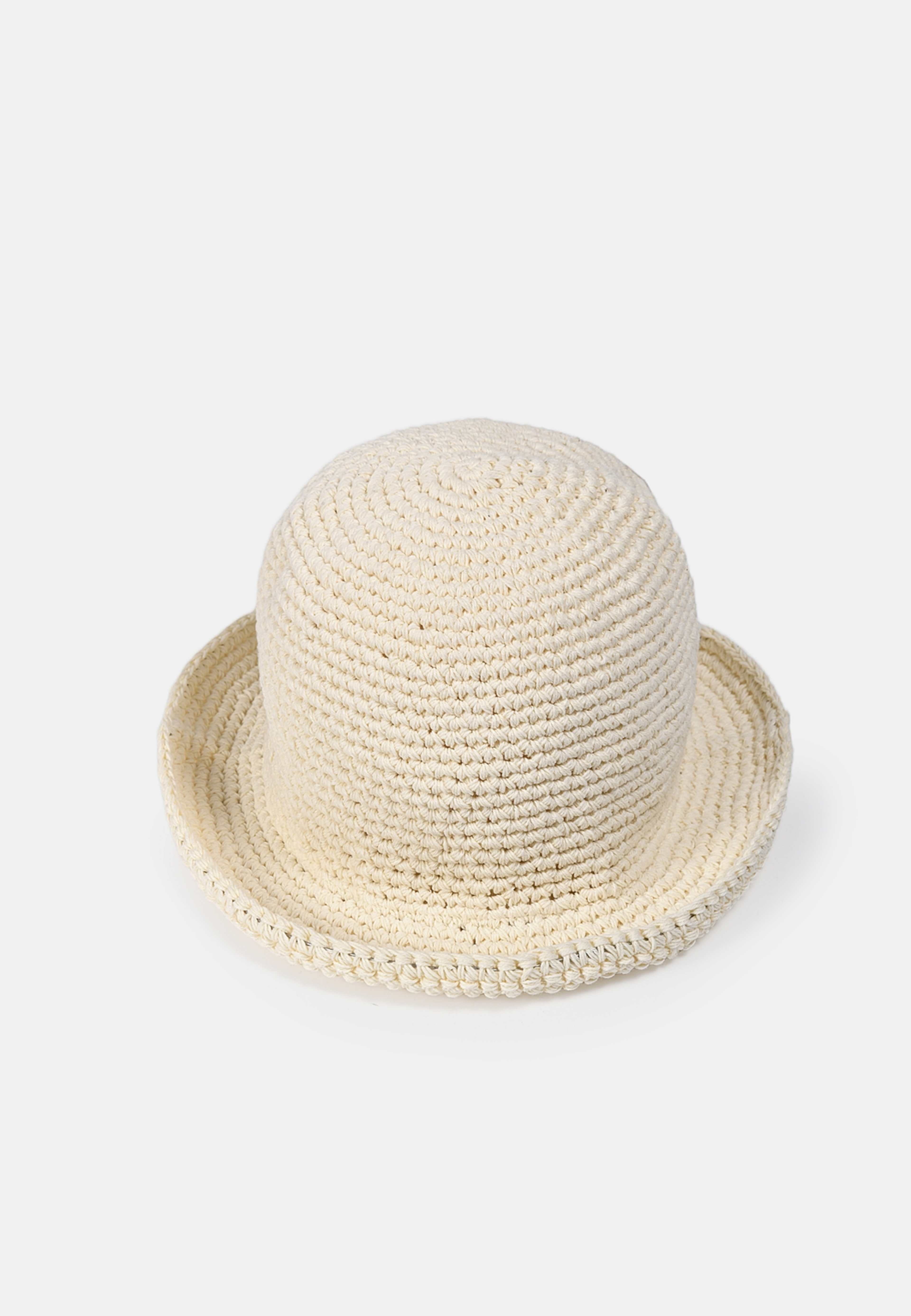 Virkad hatt ESTELLE, från Å WOMAN, i färgen Off White. Klicka för att öppna bilden i stort format
