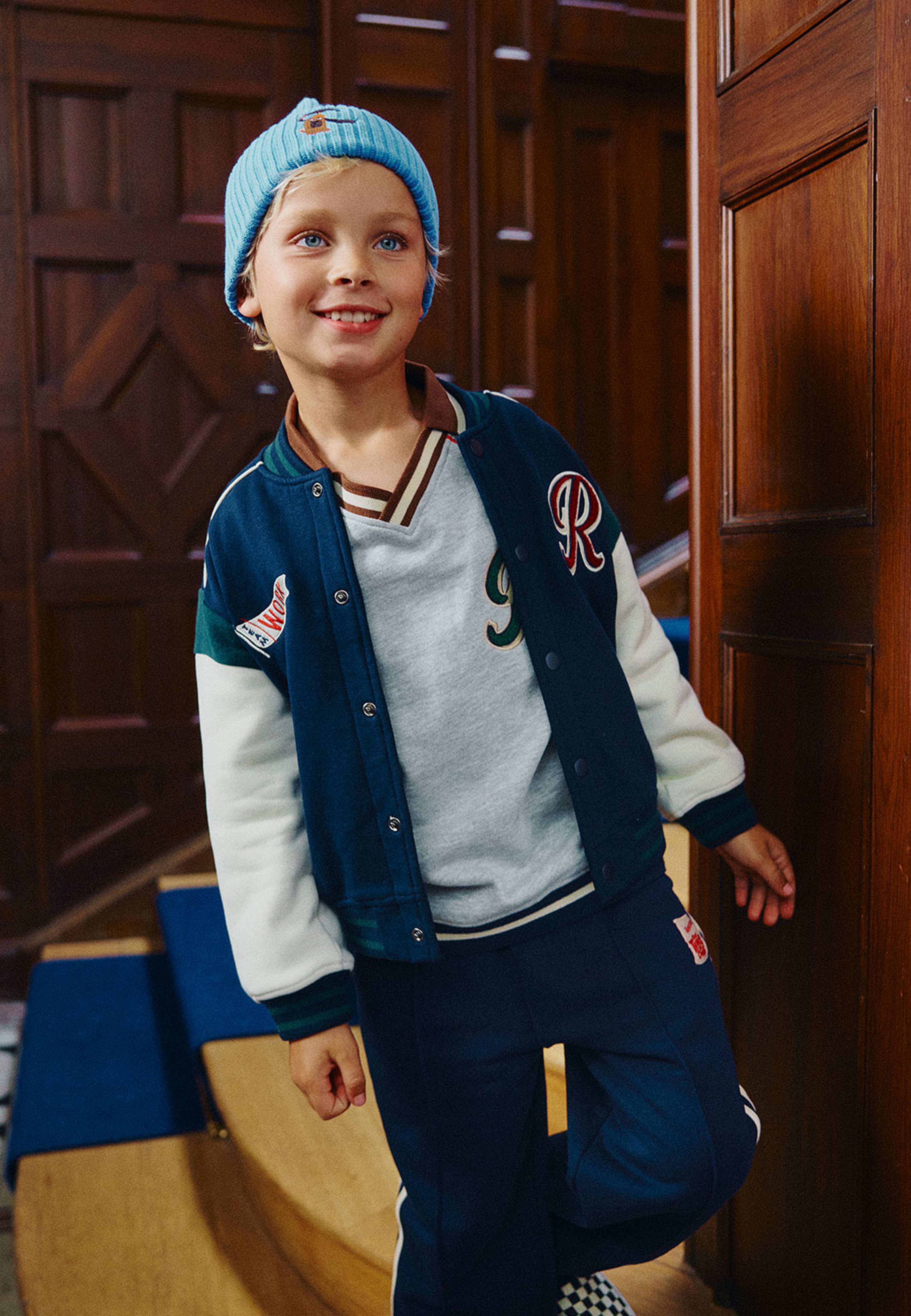 Baseballjacka ALBERT, från RIKIKI, i färgen Navy. Klicka för att öppna bilden i stort format