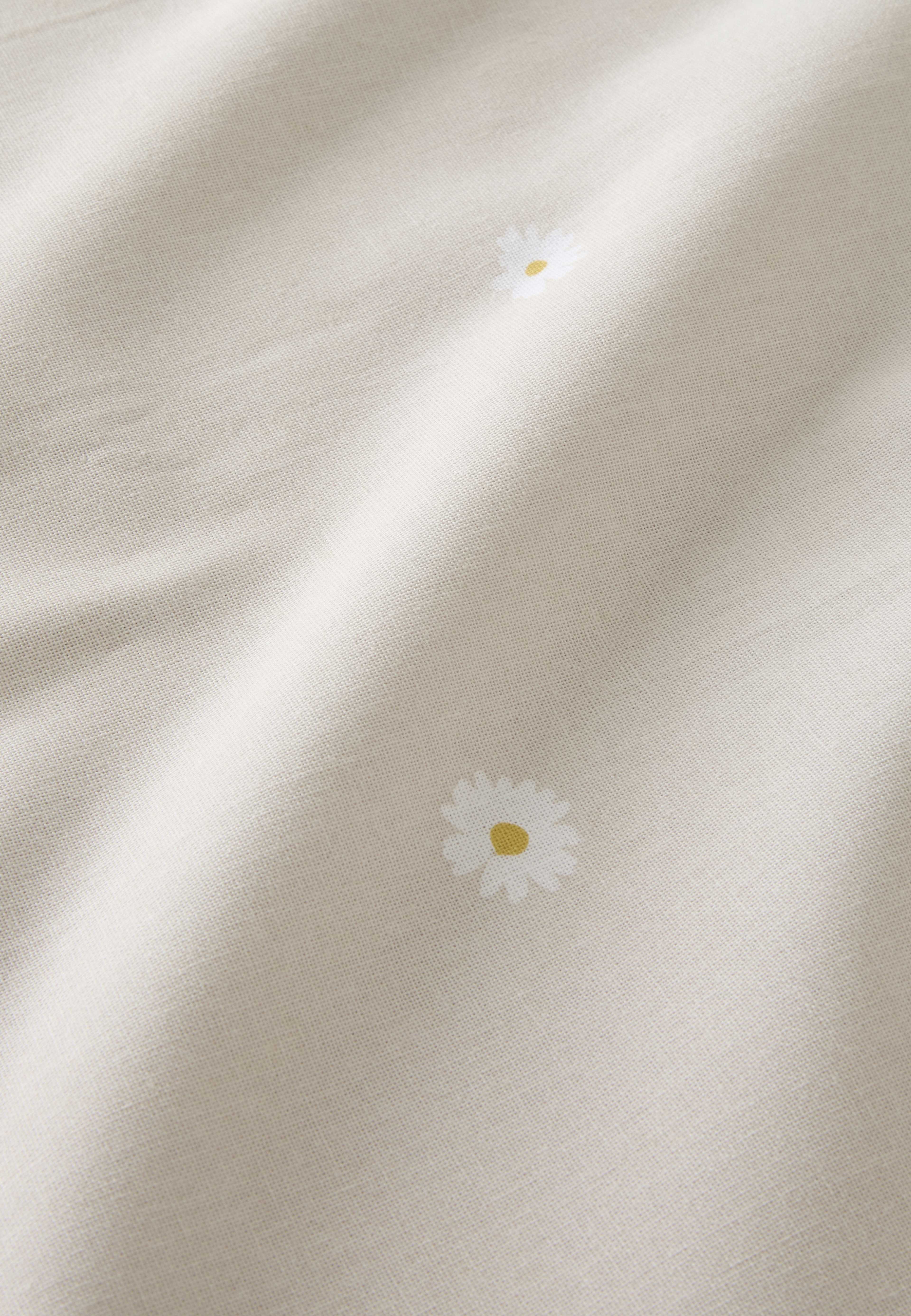 Bordsduk DAISY 145x250 cm, från Åhléns Home, i färgen Beige. Klicka för att öppna bilden i stort format