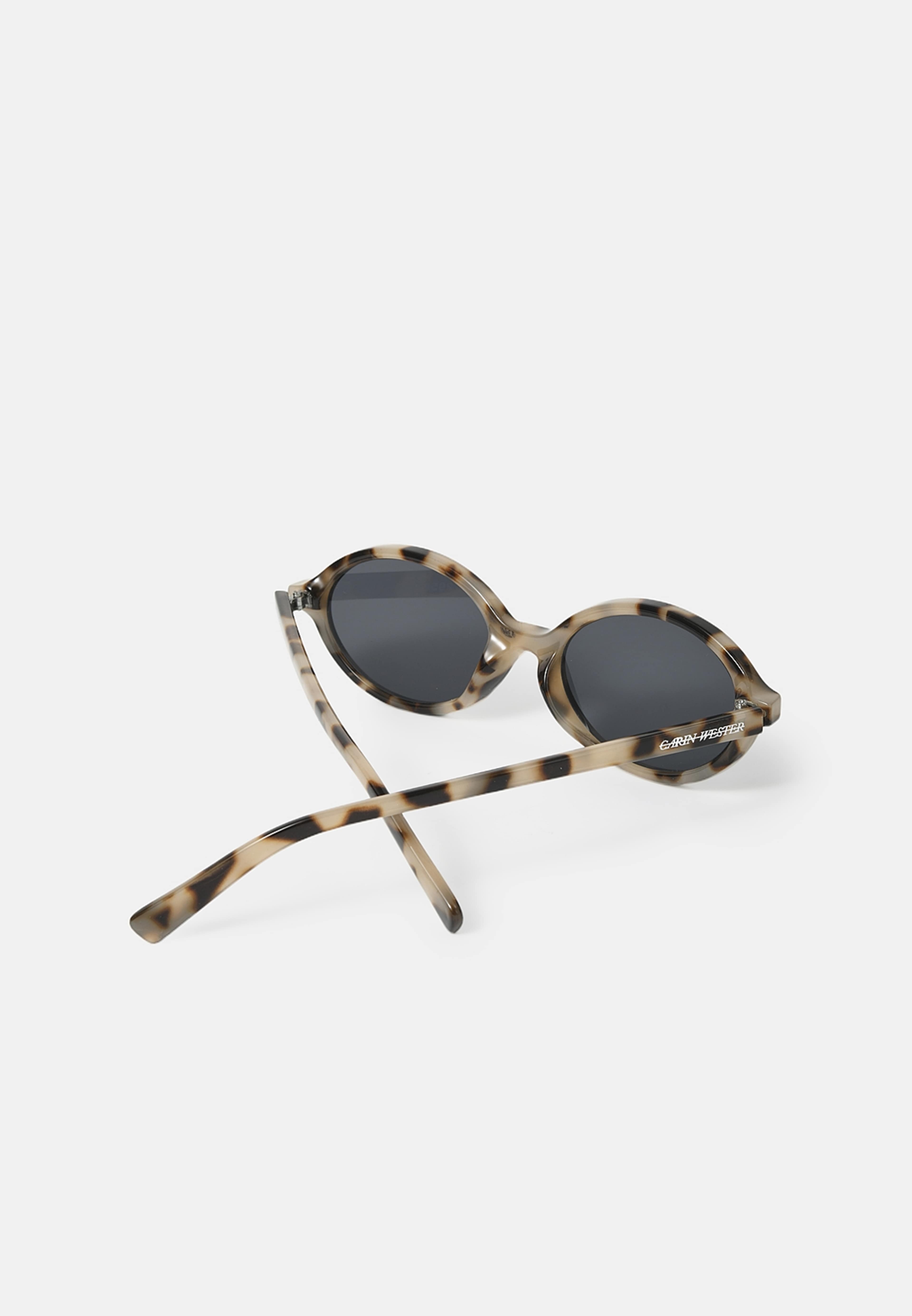 Solglasögon FRANCES, från Carin Wester, i färgen Grey Melange. Klicka för att öppna bilden i stort format