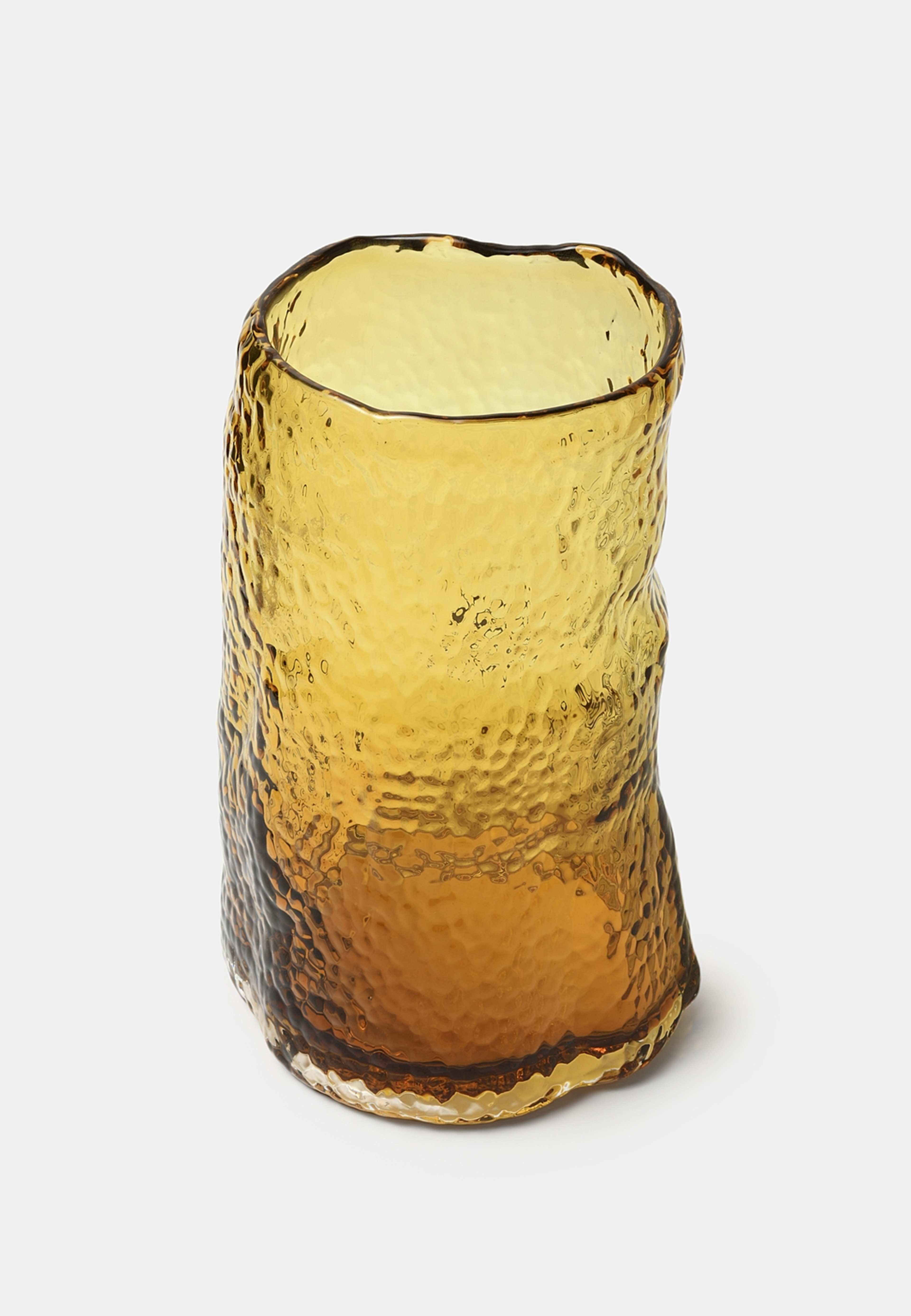 Glasvas med struktur, från MANO ATELIER, i färgen Amber. Klicka för att öppna bilden i stort format