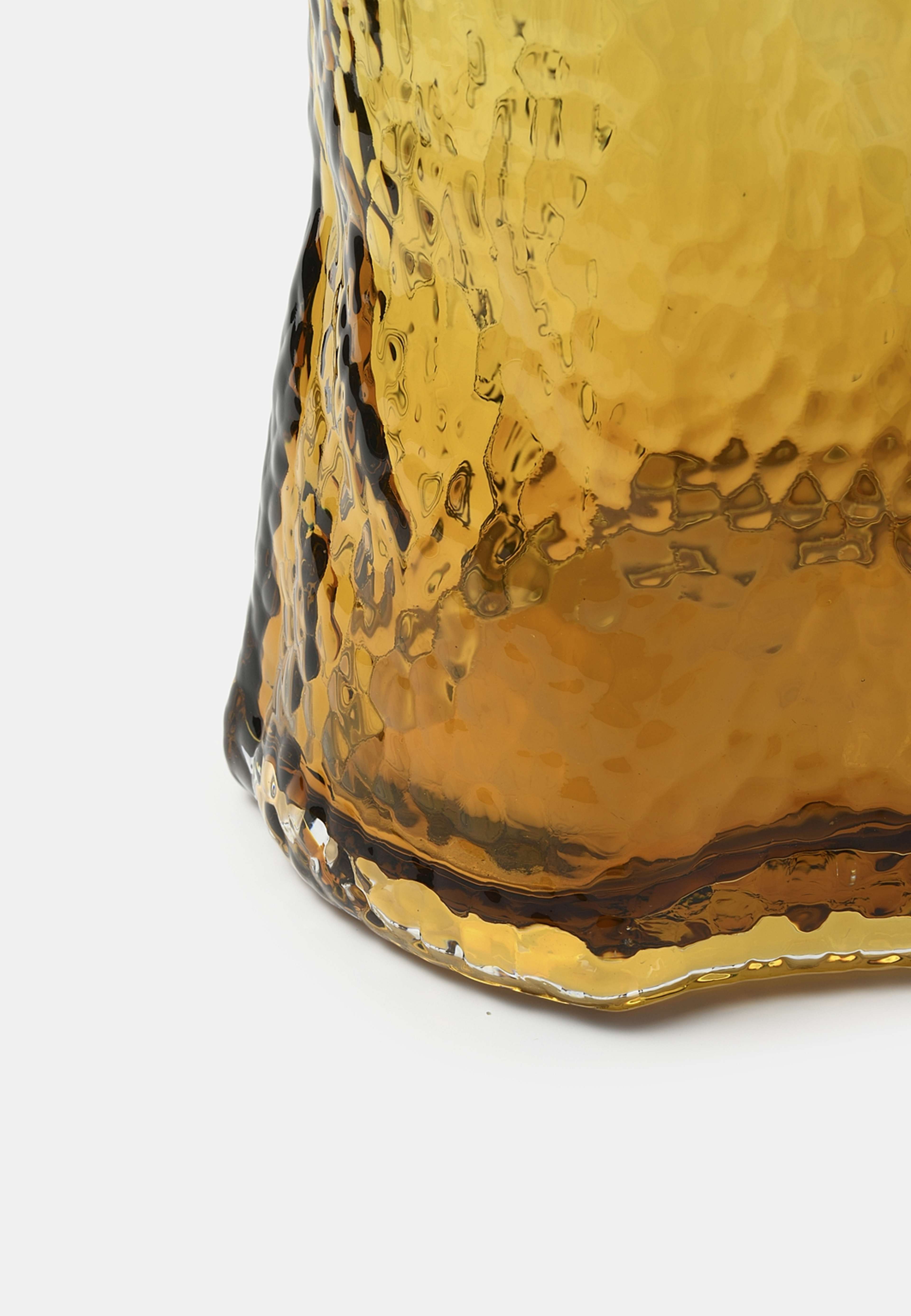 Glasvas med struktur, från MANO ATELIER, i färgen Amber. Klicka för att öppna bilden i stort format