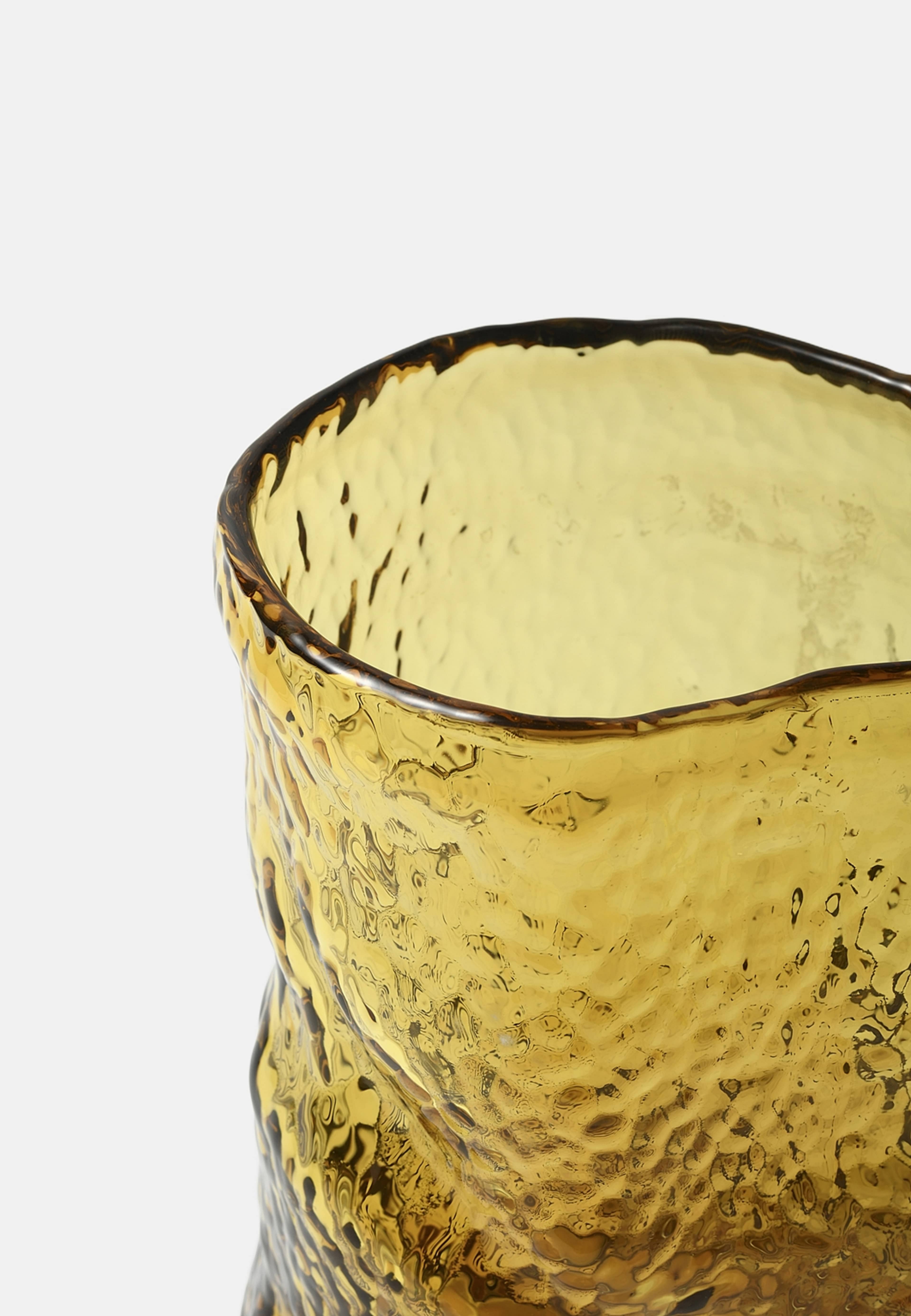 Glasvas med struktur, från MANO ATELIER, i färgen Amber. Klicka för att öppna bilden i stort format