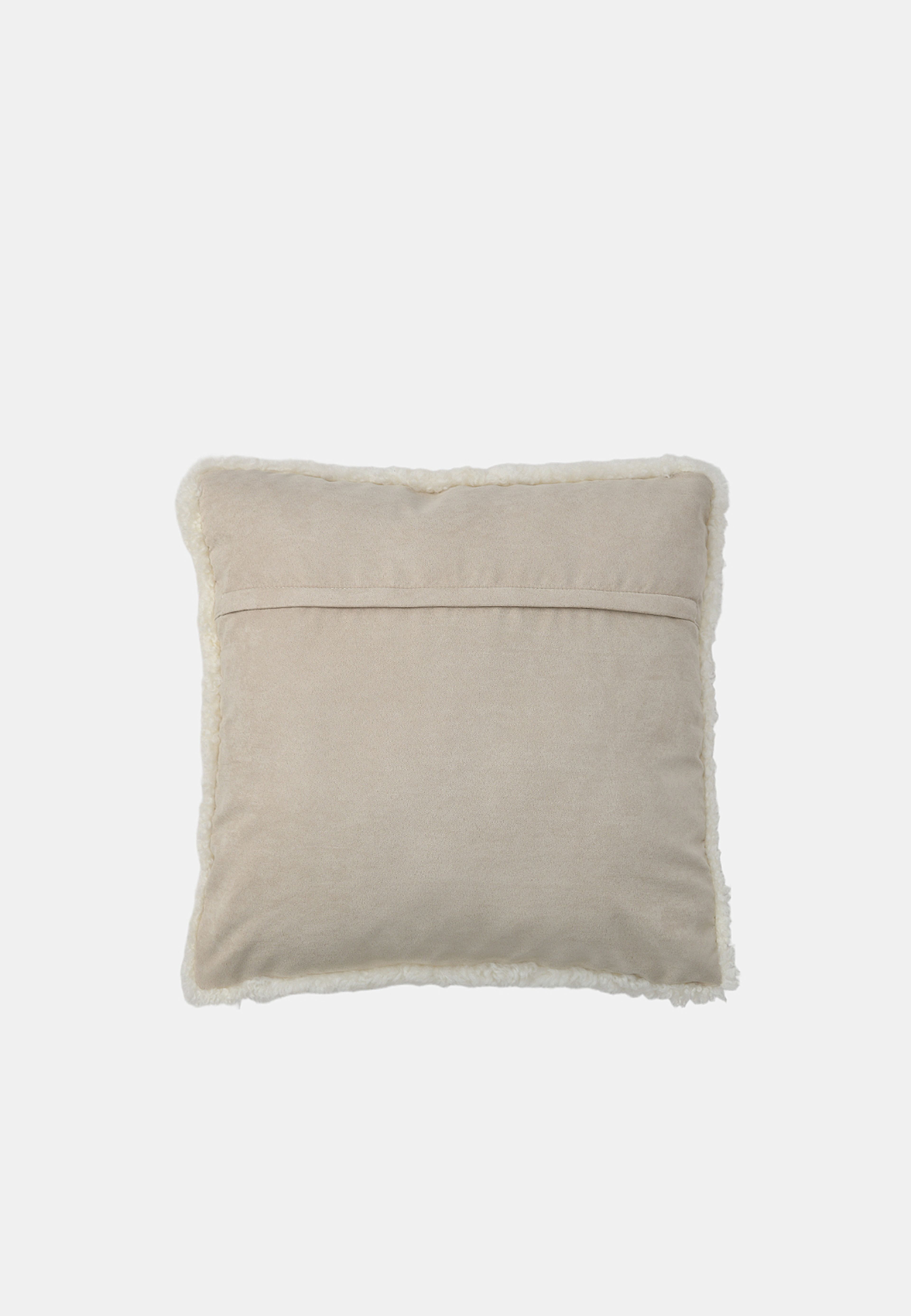 Kuddfodral i fårskinn FÅRÖ 50x50 cm, från Åhléns Home, i färgen White. Klicka för att öppna bilden i stort format