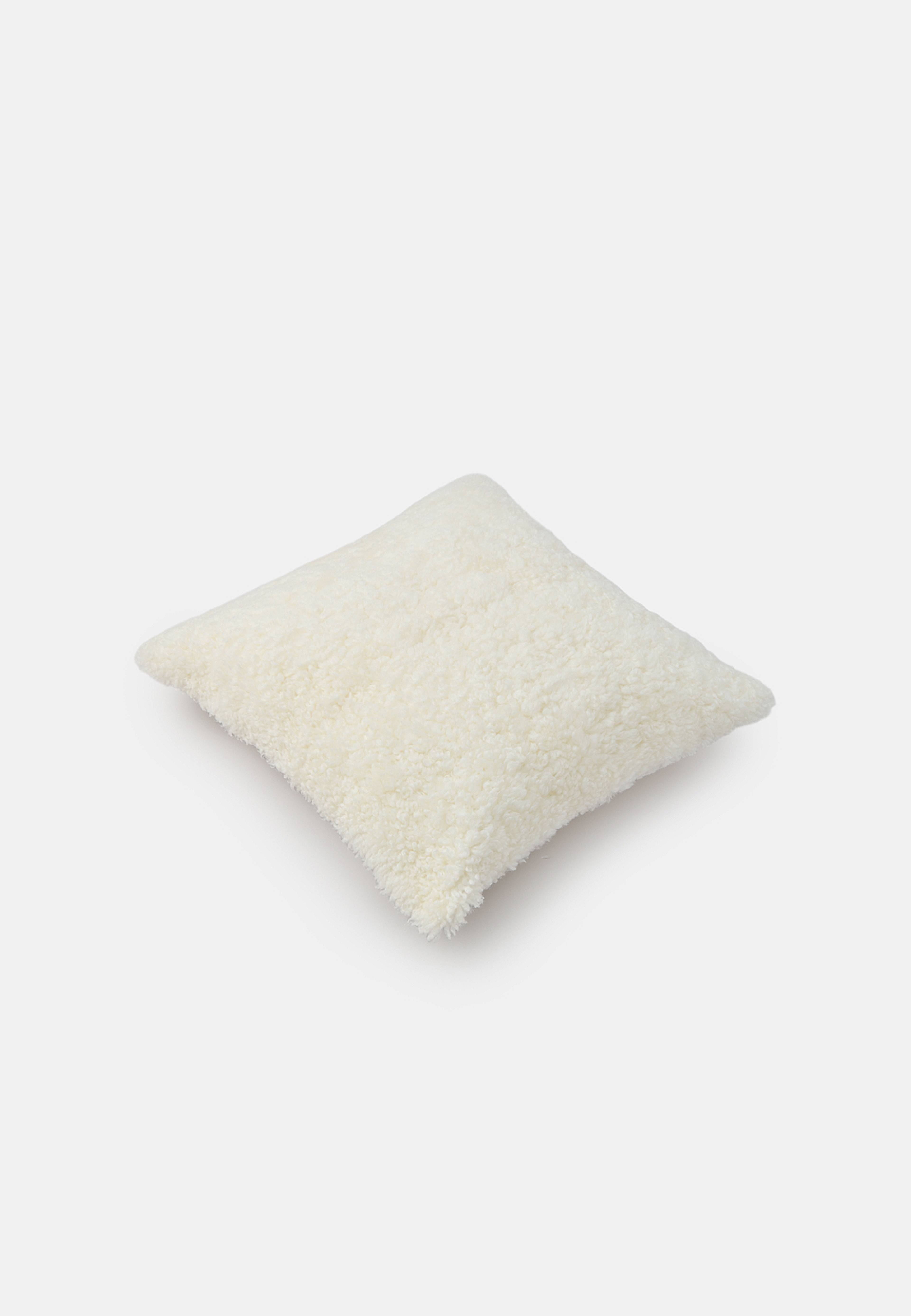 Kuddfodral i fårskinn FÅRÖ 50x50 cm, från Åhléns Home, i färgen White. Klicka för att öppna bilden i stort format