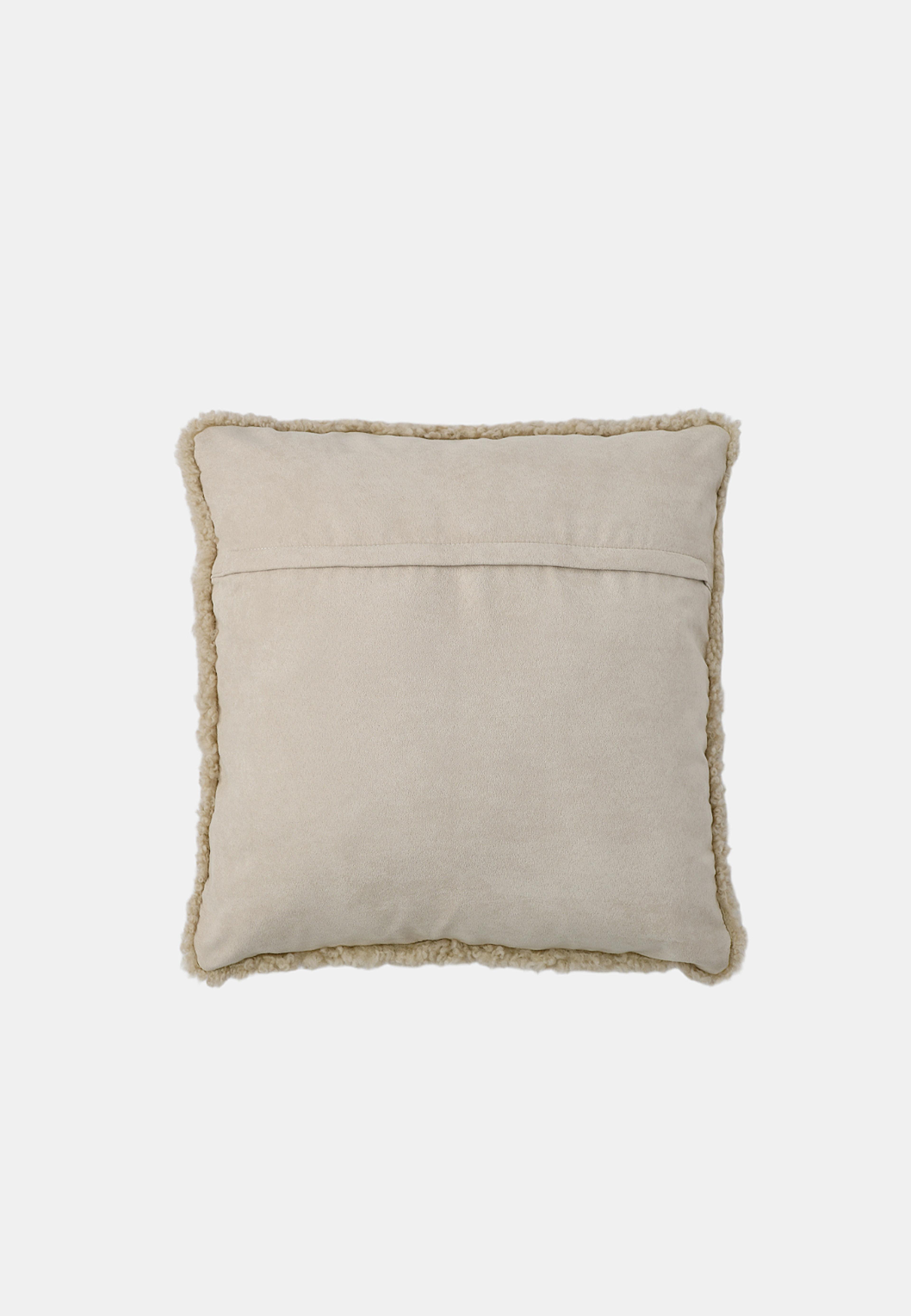 Kuddfodral i fårskinn FÅRÖ 50x50 cm, från Åhléns Home, i färgen Beige. Klicka för att öppna bilden i stort format