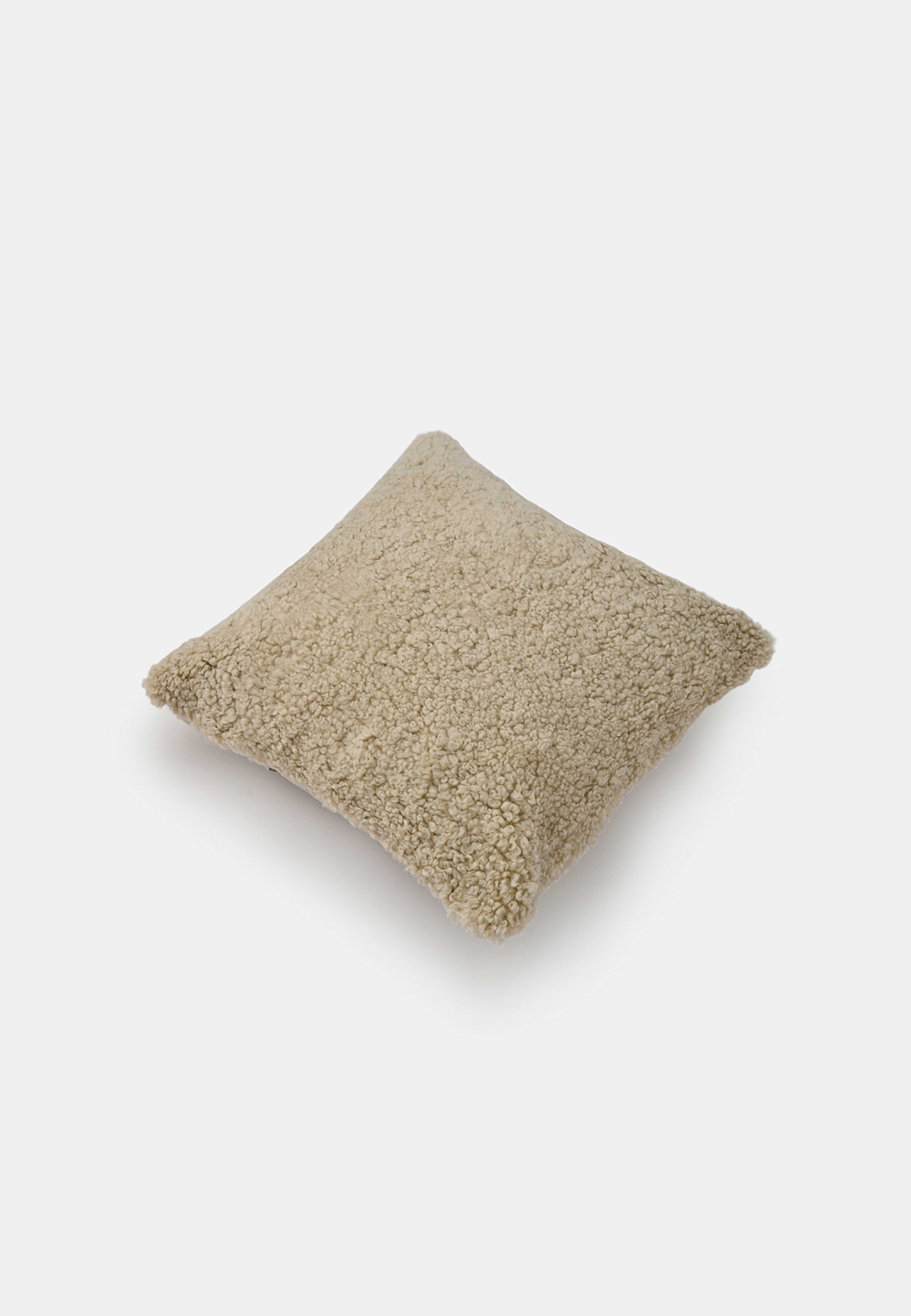 Kuddfodral i fårskinn FÅRÖ 50x50 cm, från Åhléns Home, i färgen Beige. Klicka för att öppna bilden i stort format