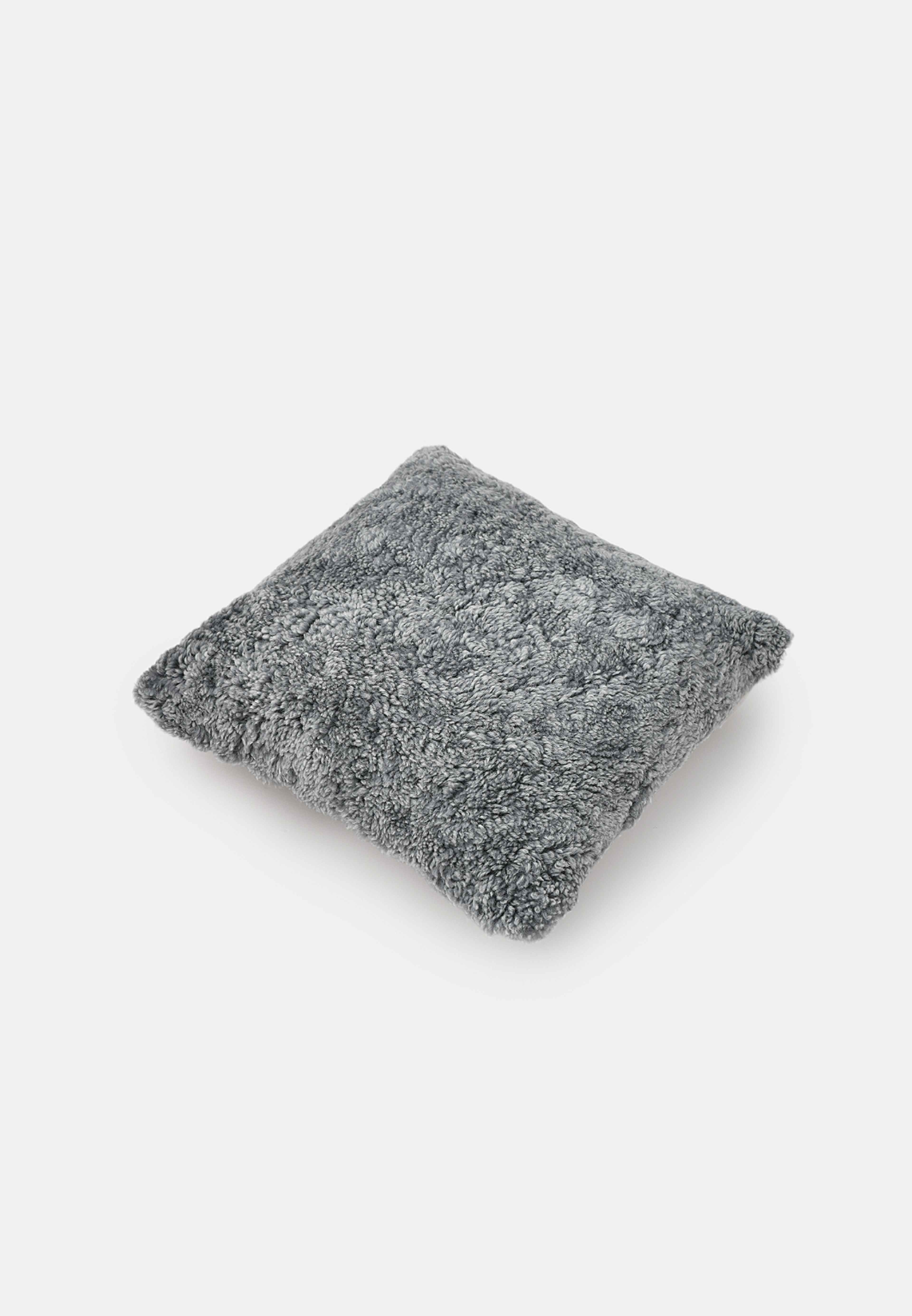 Kuddfodral i fårskinn FÅRÖ 50x50 cm, från Åhléns Home, i färgen Grey. Klicka för att öppna bilden i stort format