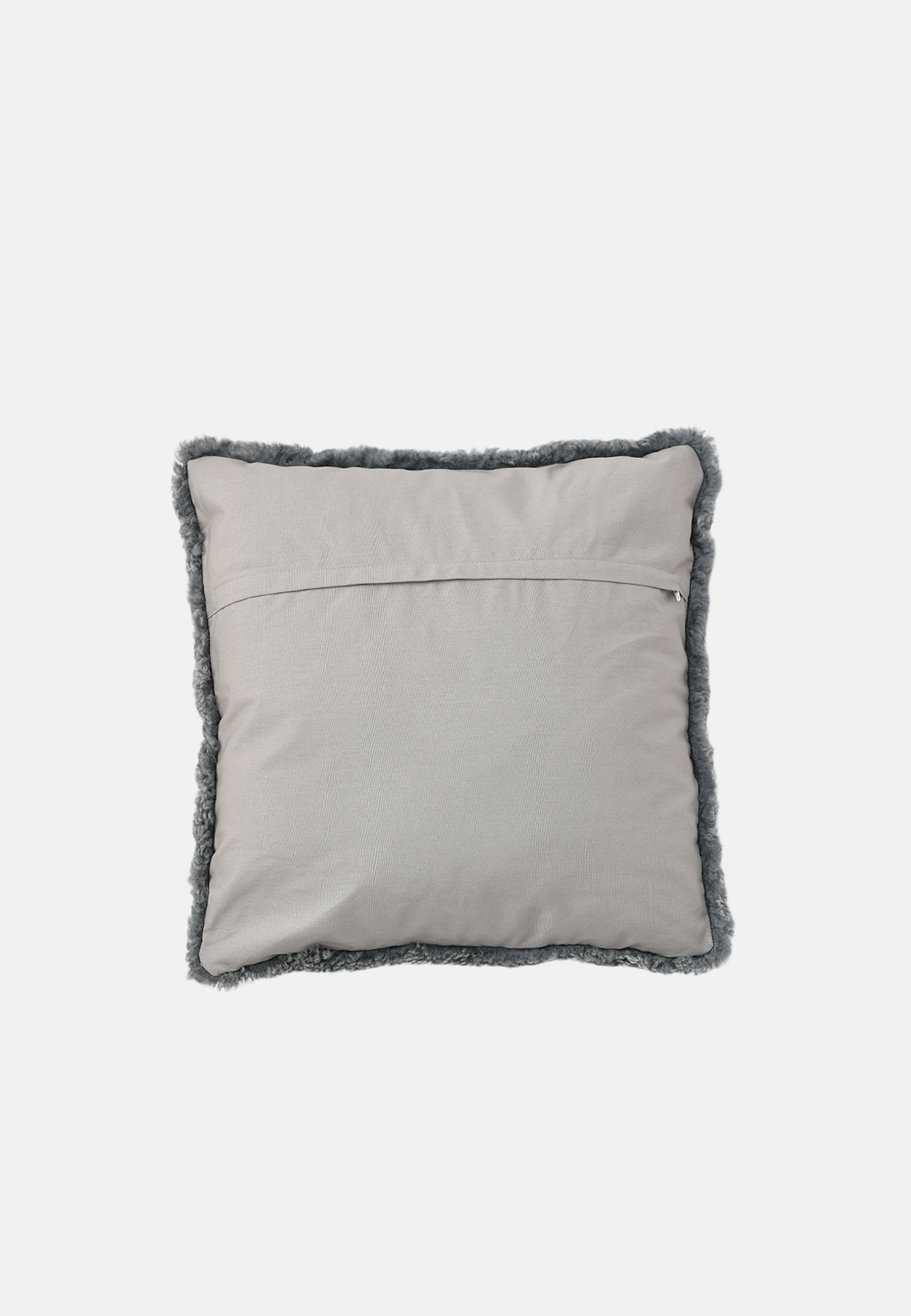 Kuddfodral i fårskinn FÅRÖ 50x50 cm, från Åhléns Home, i färgen Grey. Klicka för att öppna bilden i stort format
