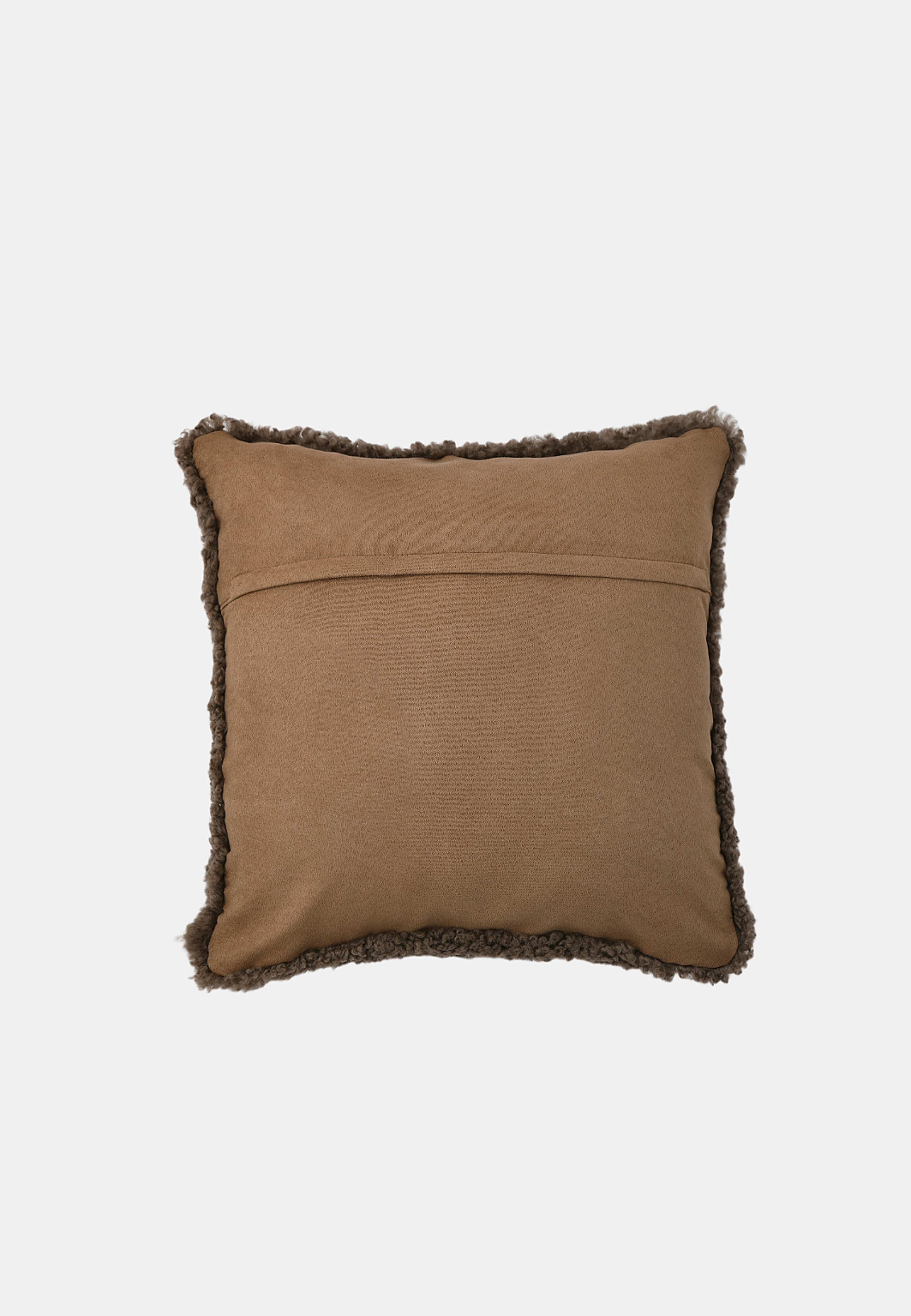 Kuddfodral i fårskinn FÅRÖ 50x50 cm, från Åhléns Home, i färgen Brown. Klicka för att öppna bilden i stort format