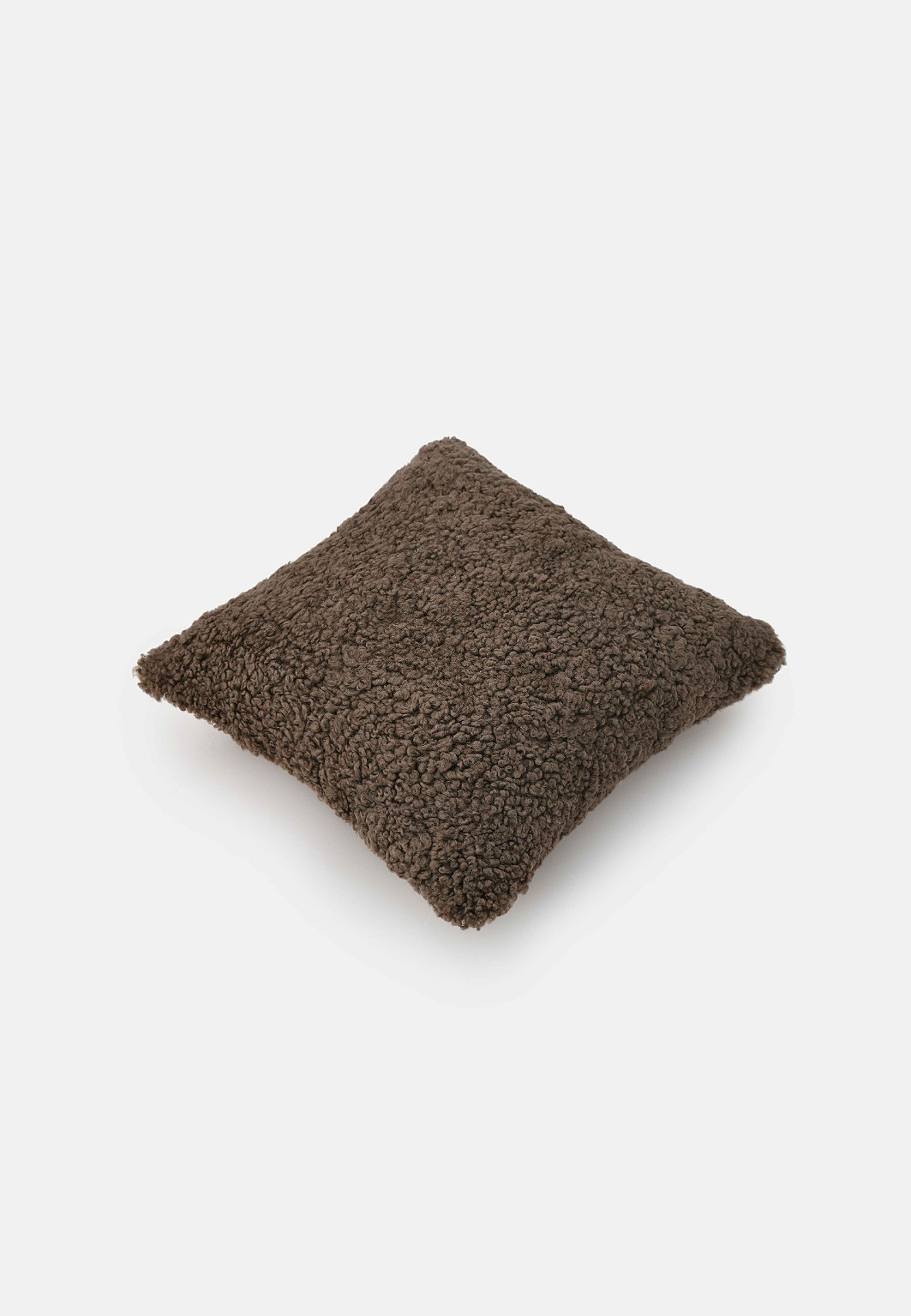 Kuddfodral i fårskinn FÅRÖ 50x50 cm, från Åhléns Home, i färgen Brown. Klicka för att öppna bilden i stort format