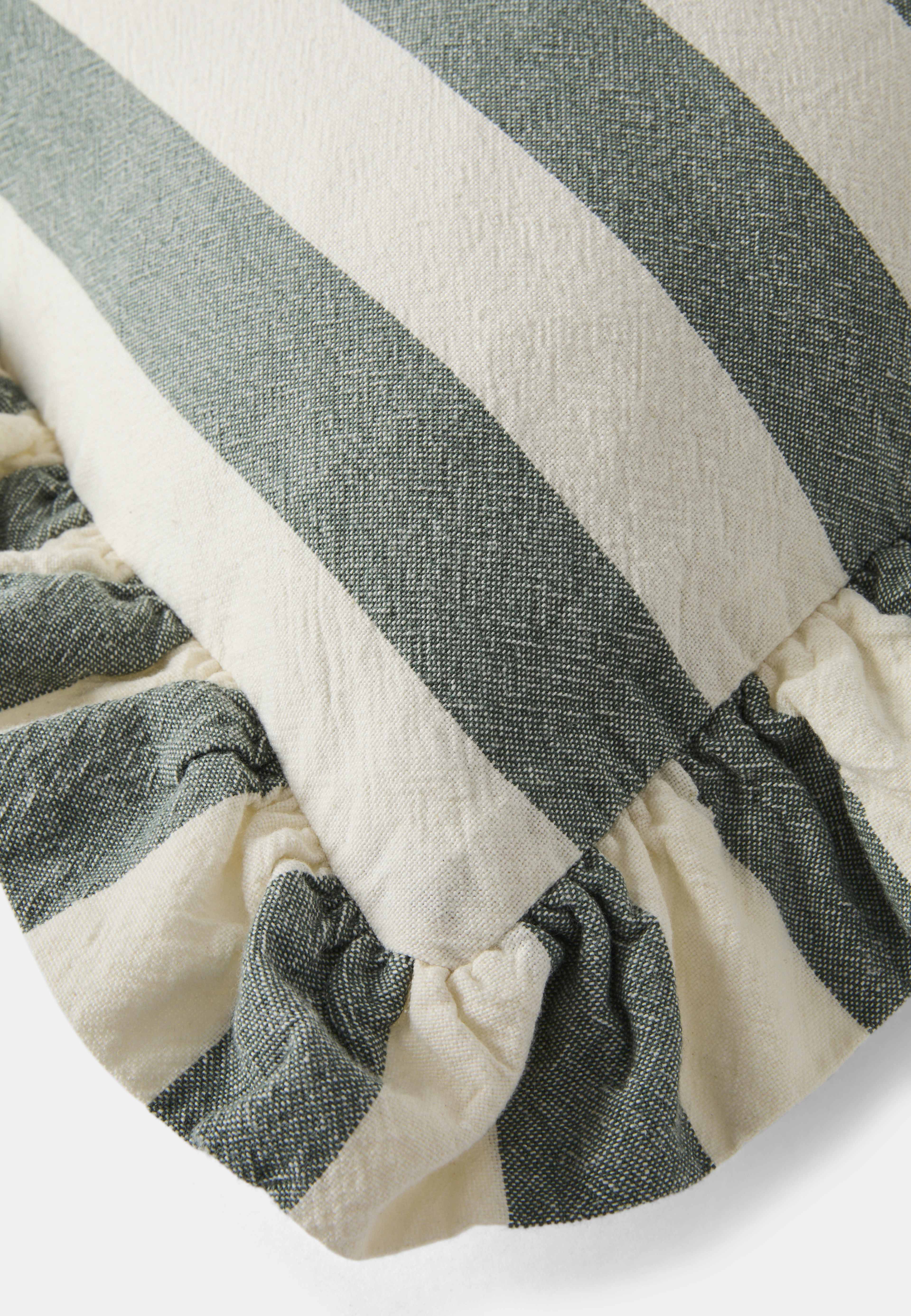 Kuddfodral STRIPE FRILL 50x50 cm, från PORTOLINO LIVING, i färgen Green/Off White. Klicka för att öppna bilden i stort format