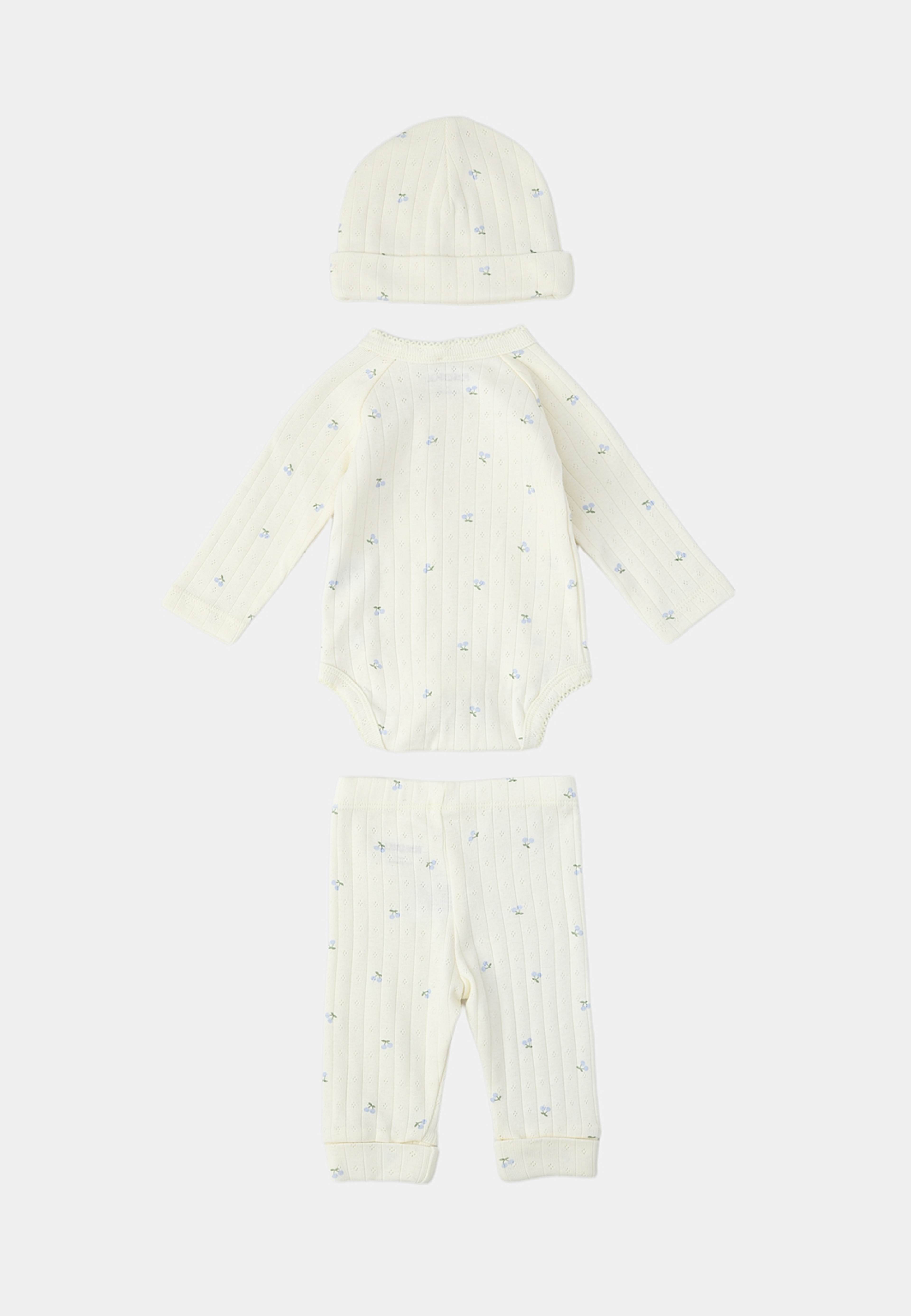 Tredelat babyset i pointelle, från RIKIKI, i färgen Cherry. Klicka för att öppna bilden i stort format