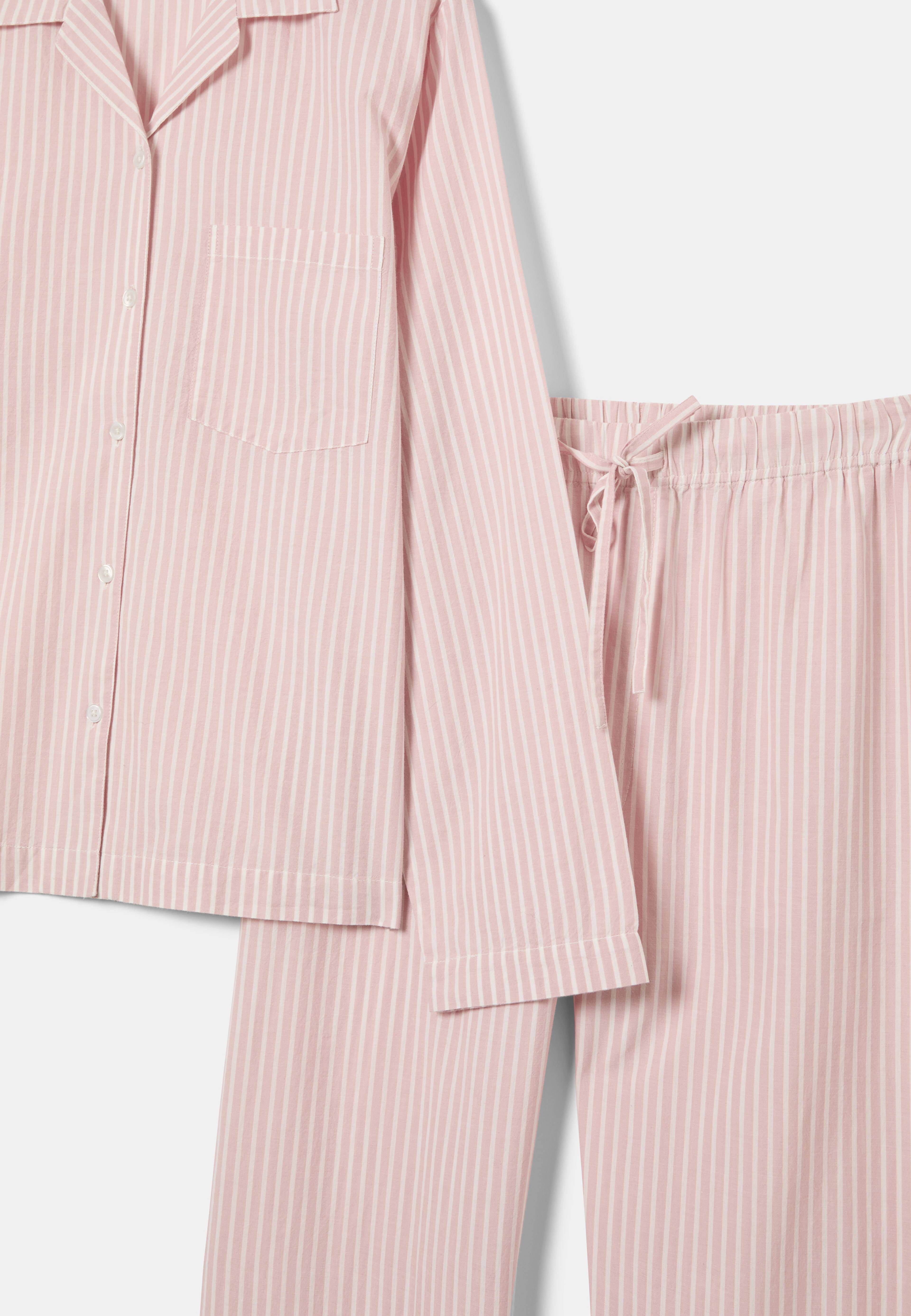 Randig pyjamas KARIN, från Å WOMAN, i färgen Pink Stripe. Klicka för att öppna bilden i stort format