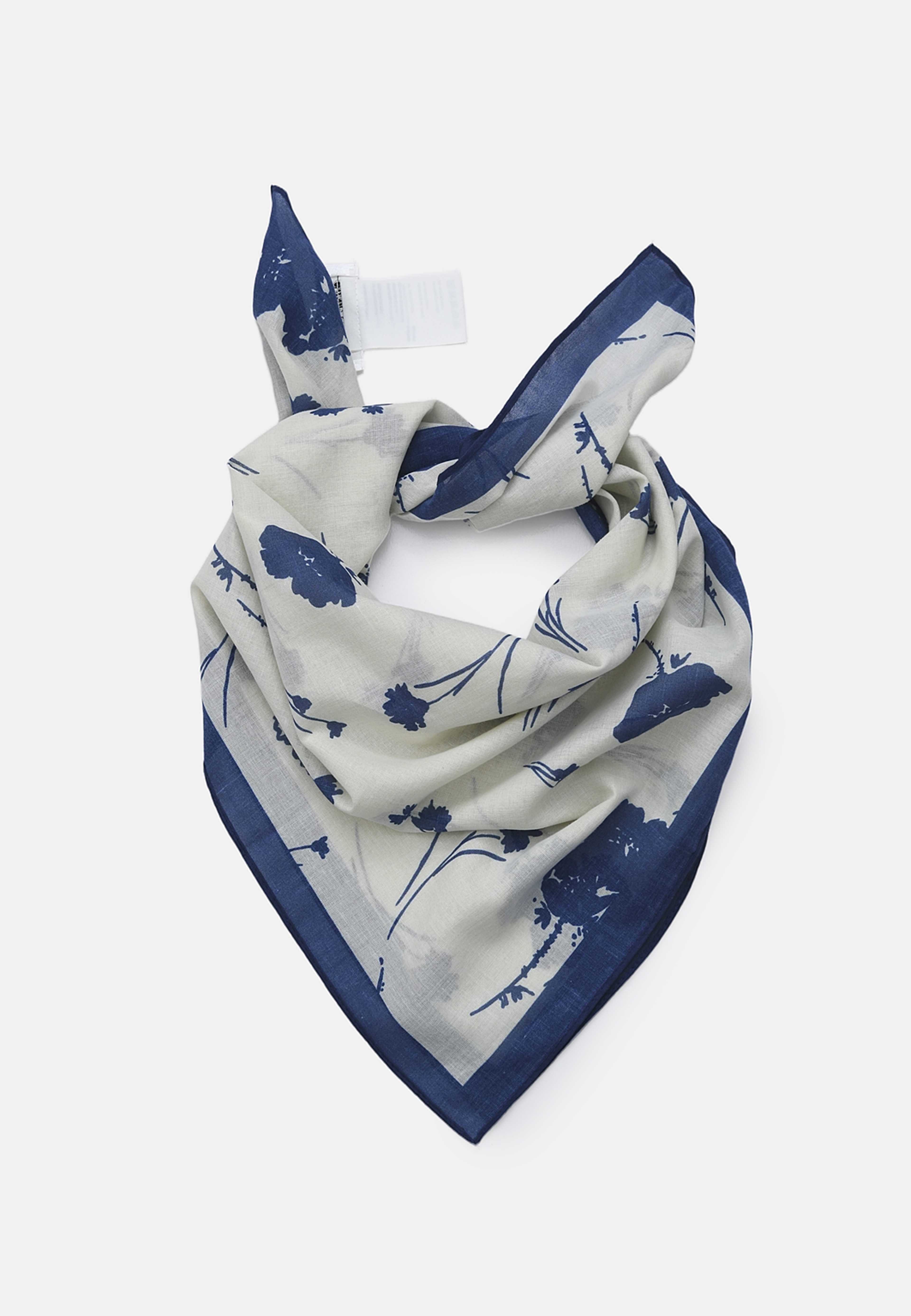 Bomullsscarf MIRANDA, från Carin Wester, i färgen Flower. Klicka för att öppna bilden i stort format