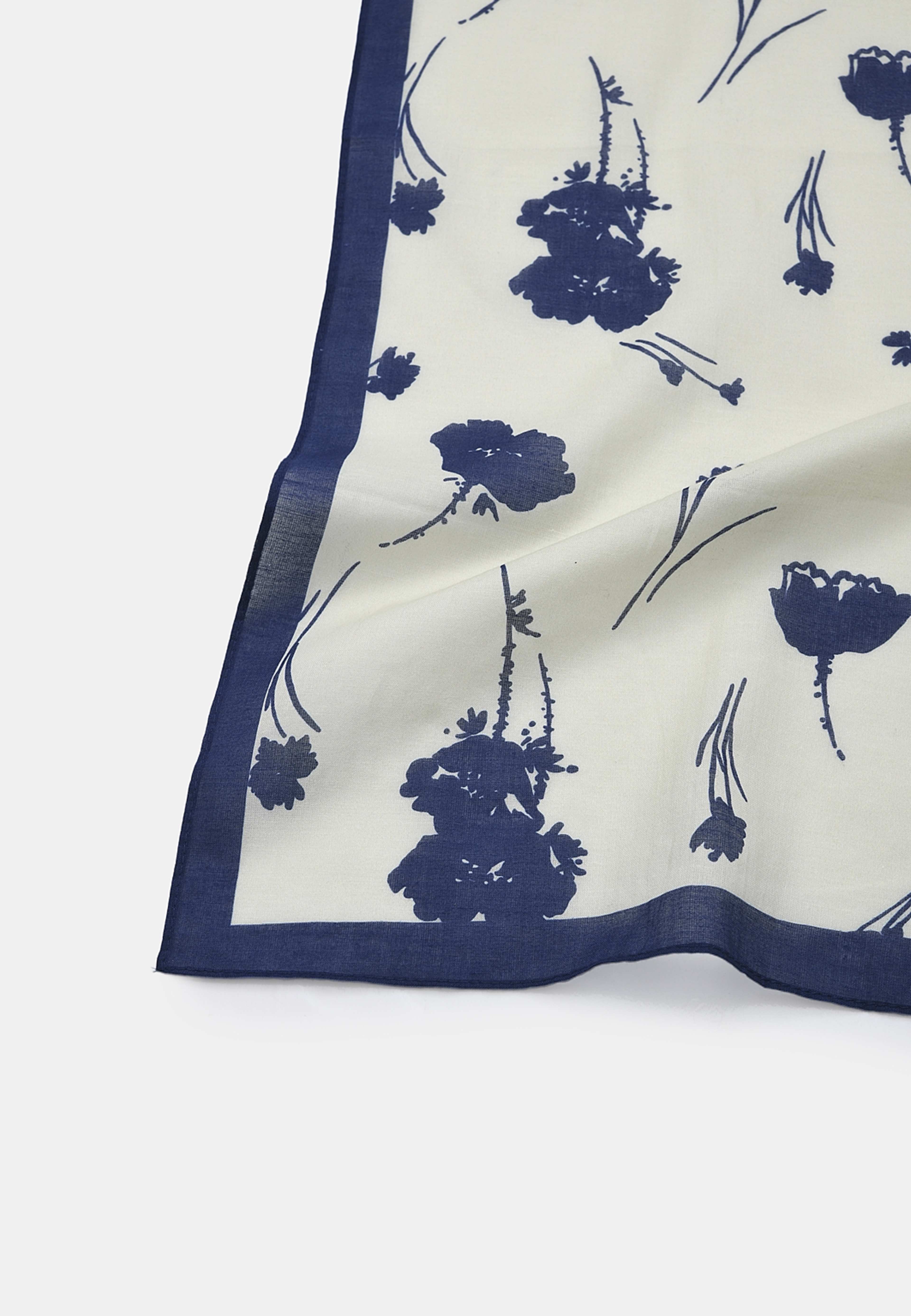 Bomullsscarf MIRANDA, från Carin Wester, i färgen Flower. Klicka för att öppna bilden i stort format