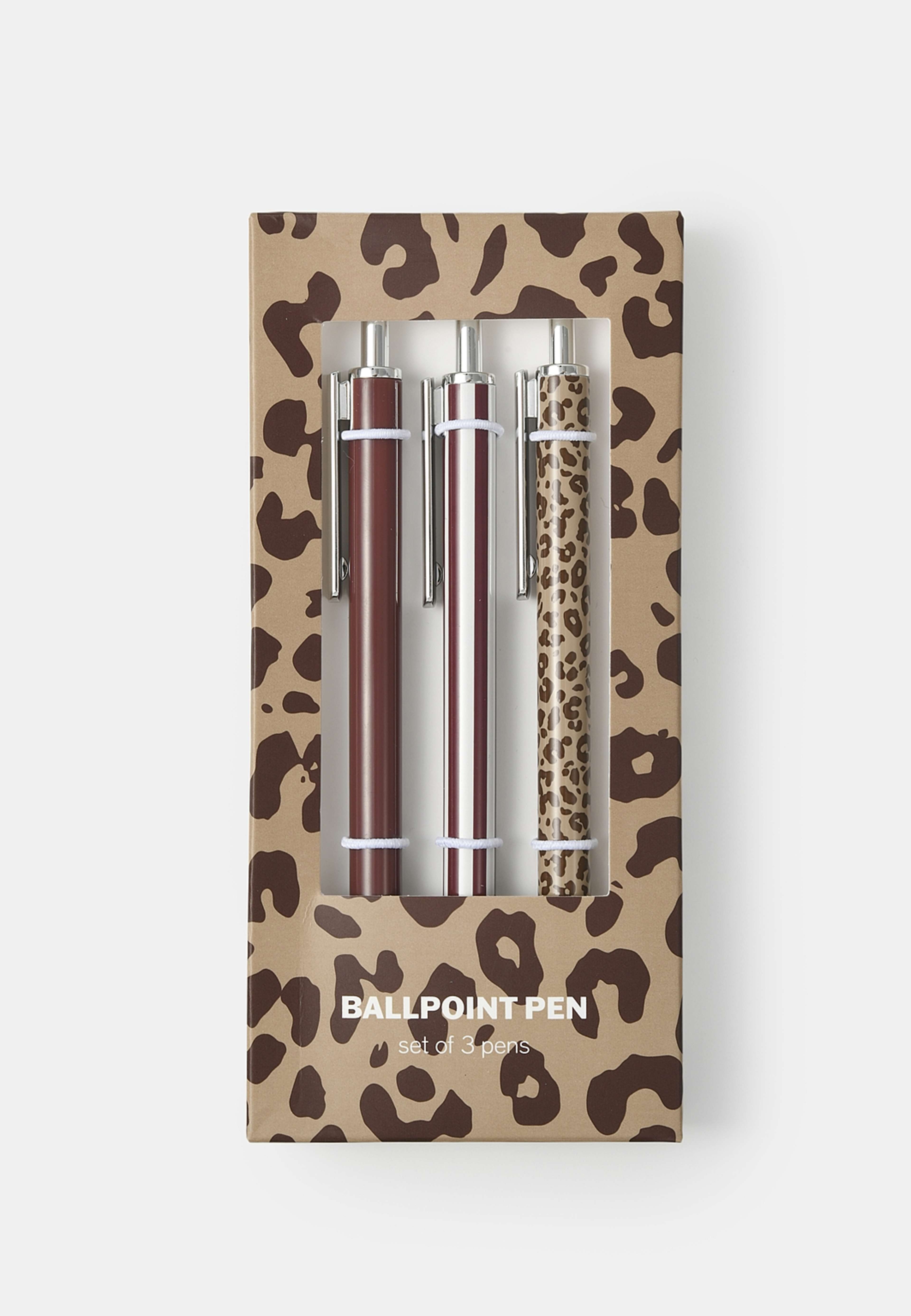 Kulspetspenna KIT, 3-pack, från Åhléns Home, i färgen Leo. Klicka för att öppna bilden i stort format