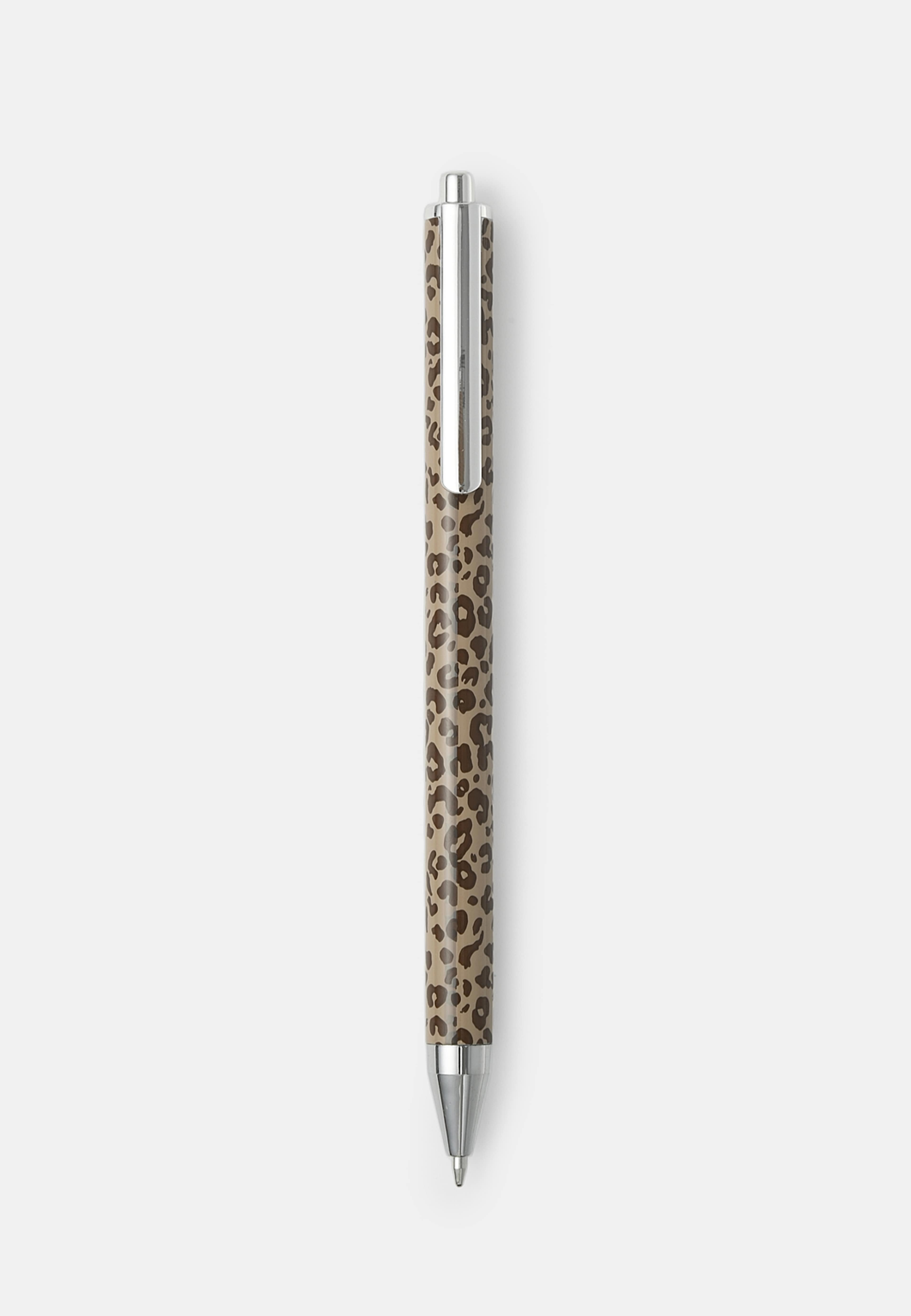 Kulspetspenna KIT, 3-pack, från Åhléns Home, i färgen Leo. Klicka för att öppna bilden i stort format