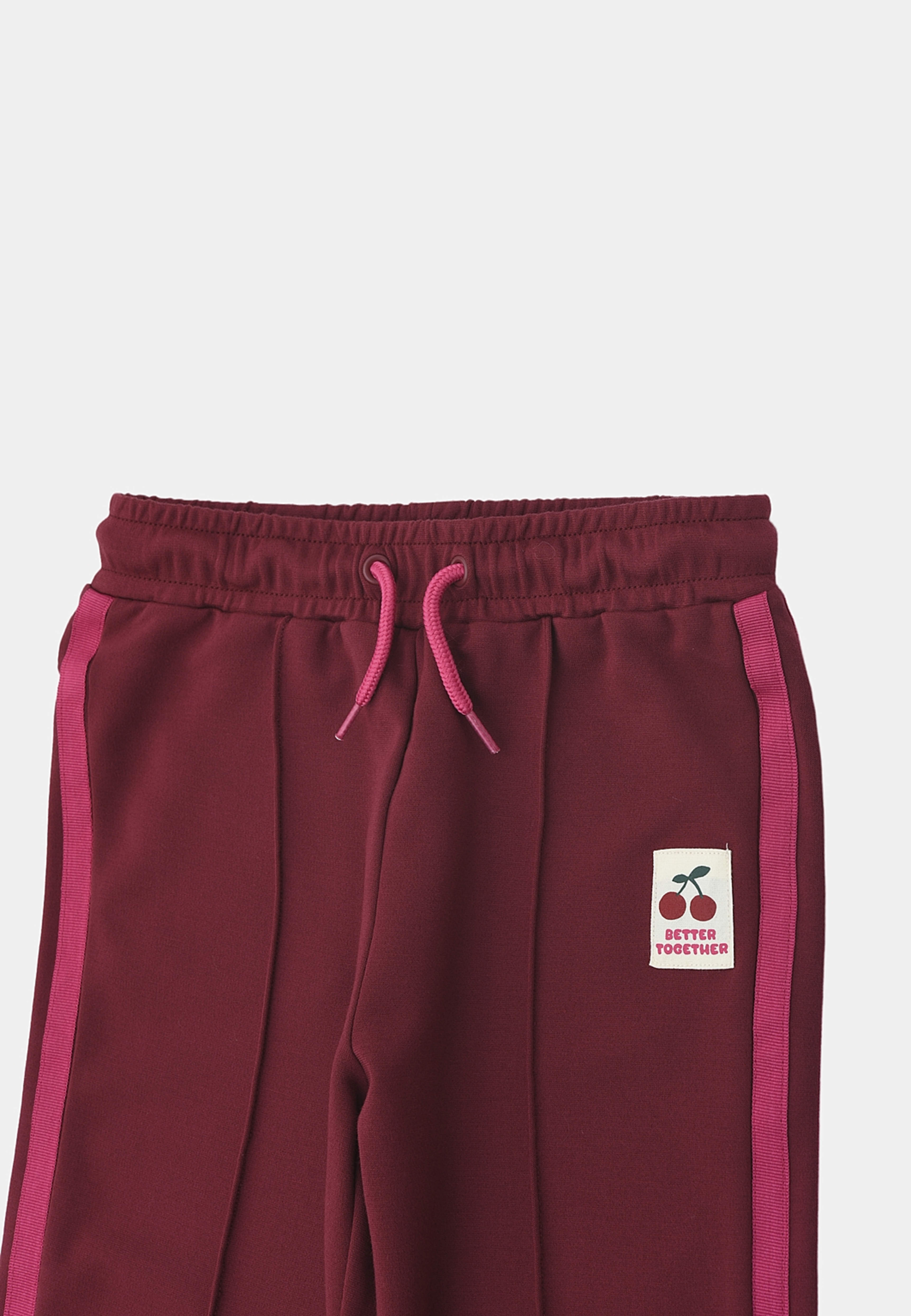 Tracksuitbyxor EMILIA, från RIKIKI, i färgen Burgundy. Klicka för att öppna bilden i stort format
