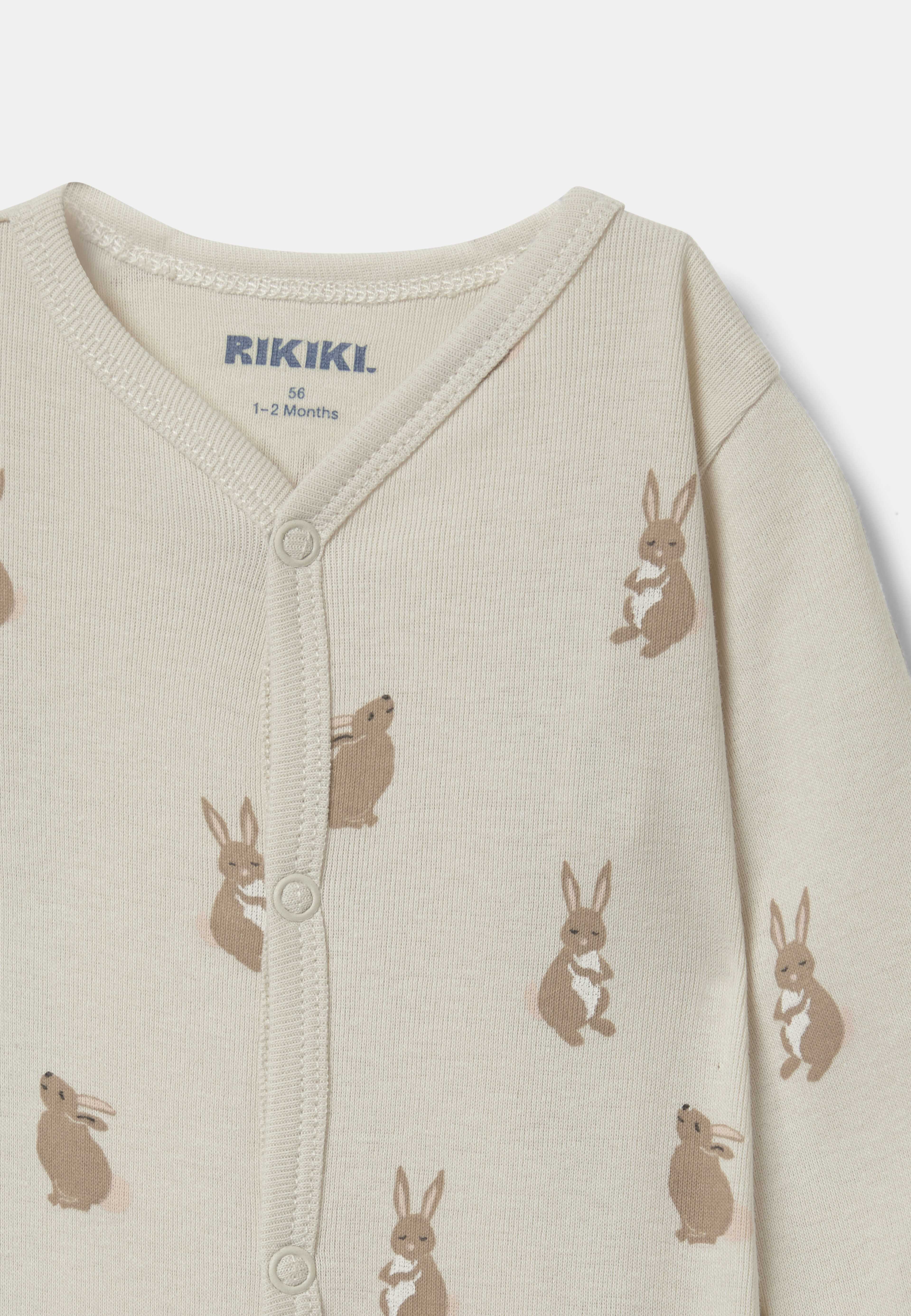 Pyjamas med tryckknappar ALEX, från RIKIKI, i färgen Bunny Darling. Klicka för att öppna bilden i stort format