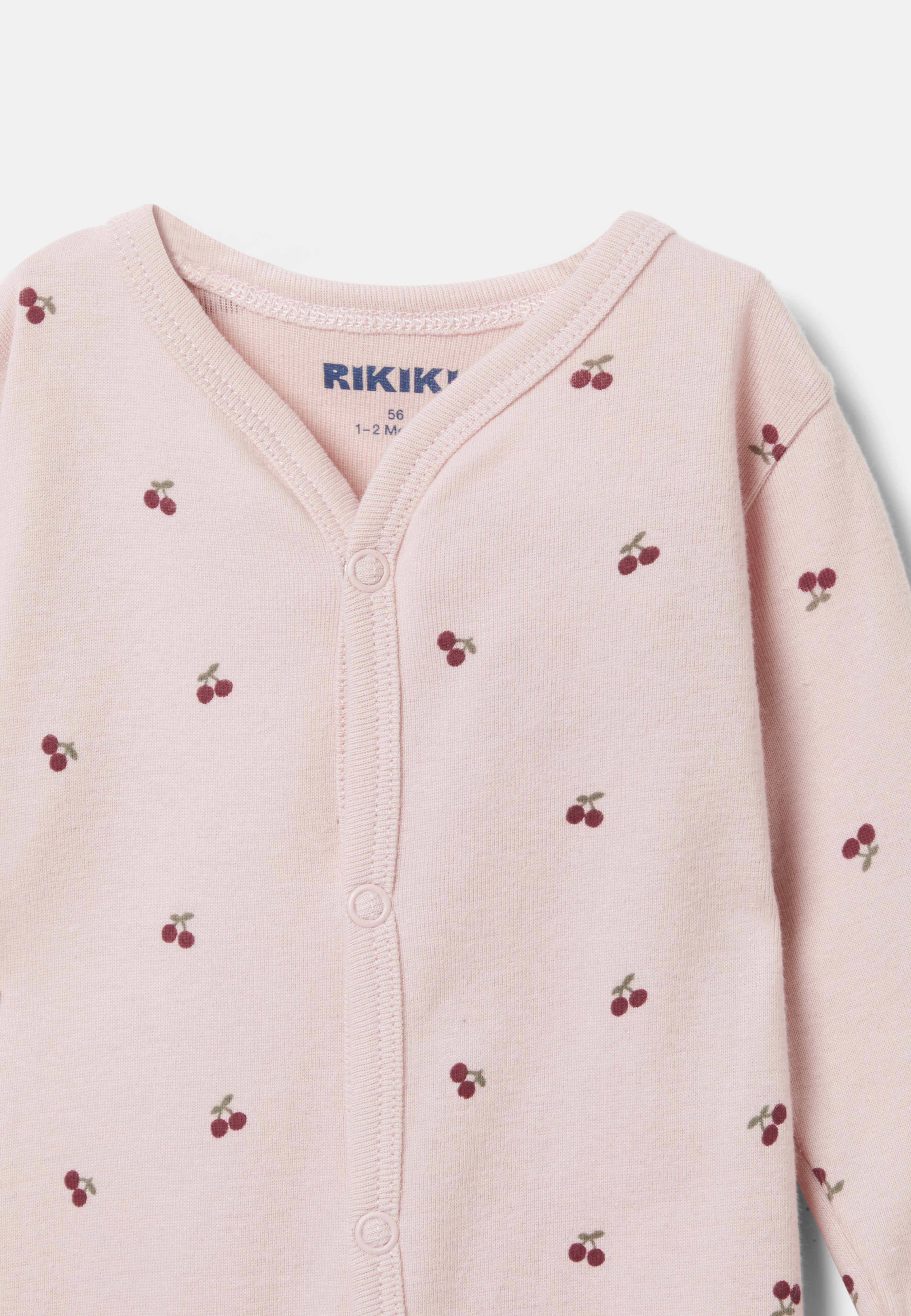 Pyjamas med tryckknappar ALEX, från RIKIKI, i färgen Cherry Pink. Klicka för att öppna bilden i stort format