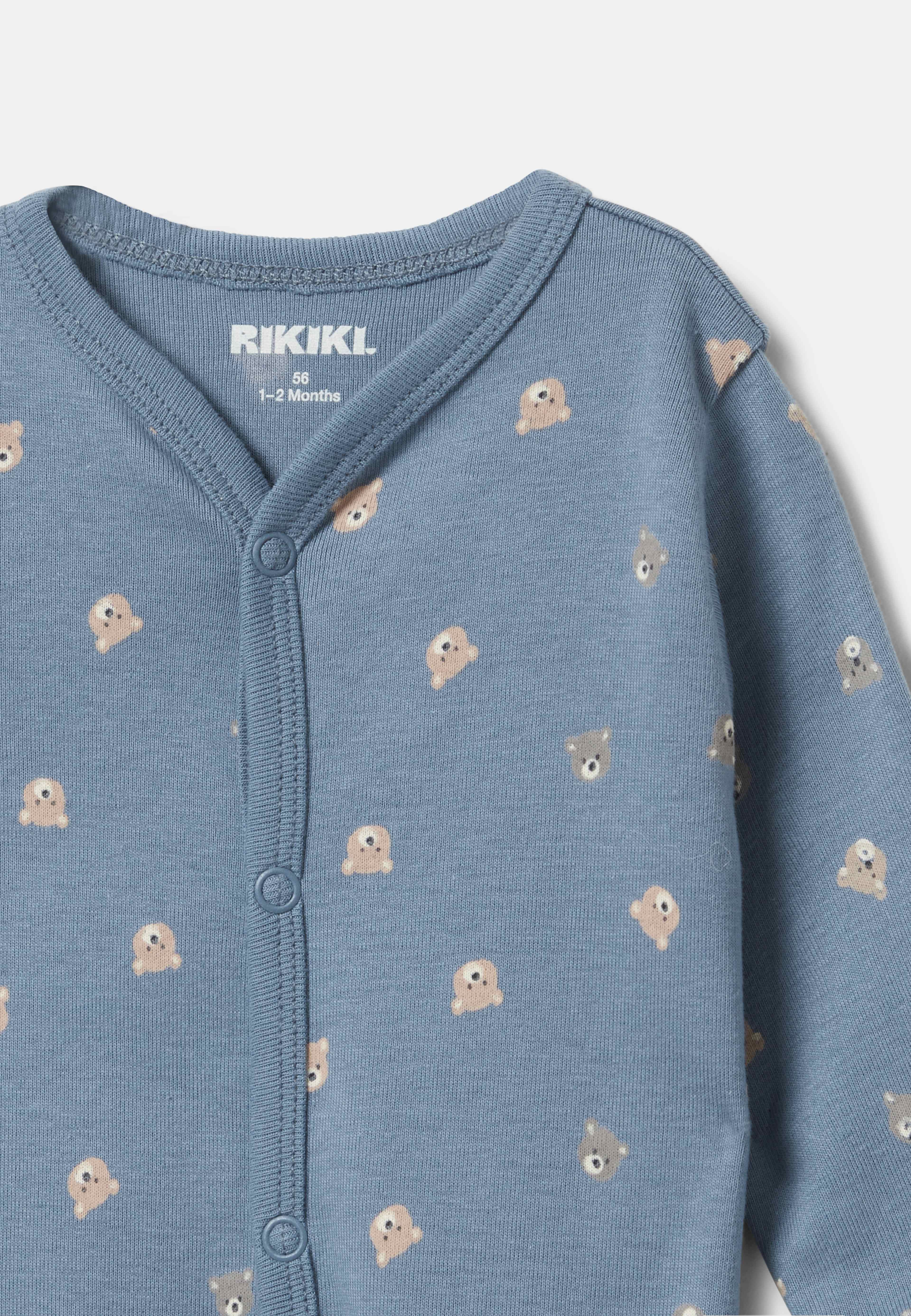 Pyjamas med tryckknappar ALEX, från RIKIKI, i färgen Bearprint Aop. Klicka för att öppna bilden i stort format