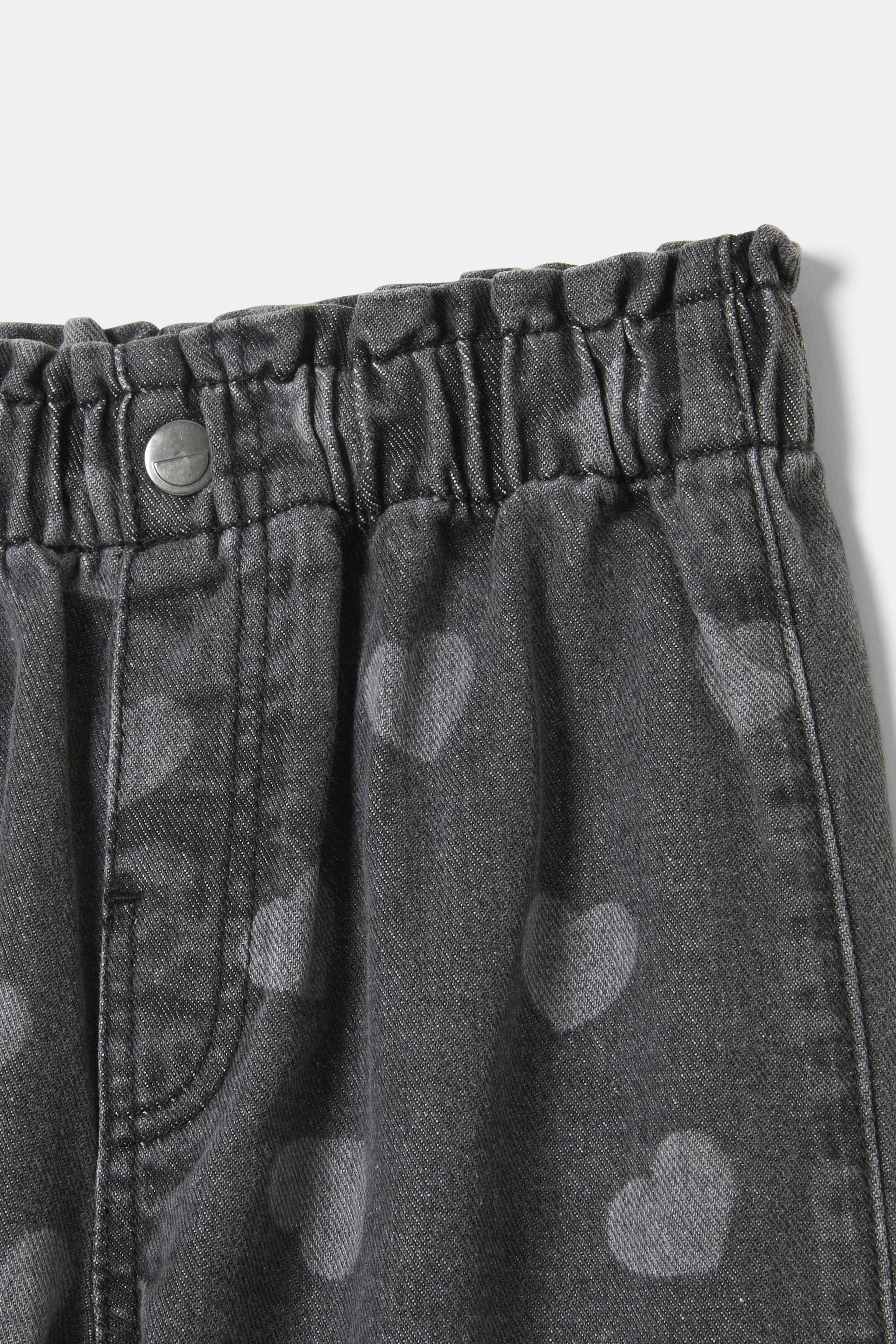 Vida pull-on denimbyxor JENNIE, från RIKIKI, i färgen Black Hearts. Klicka för att öppna bilden i stort format