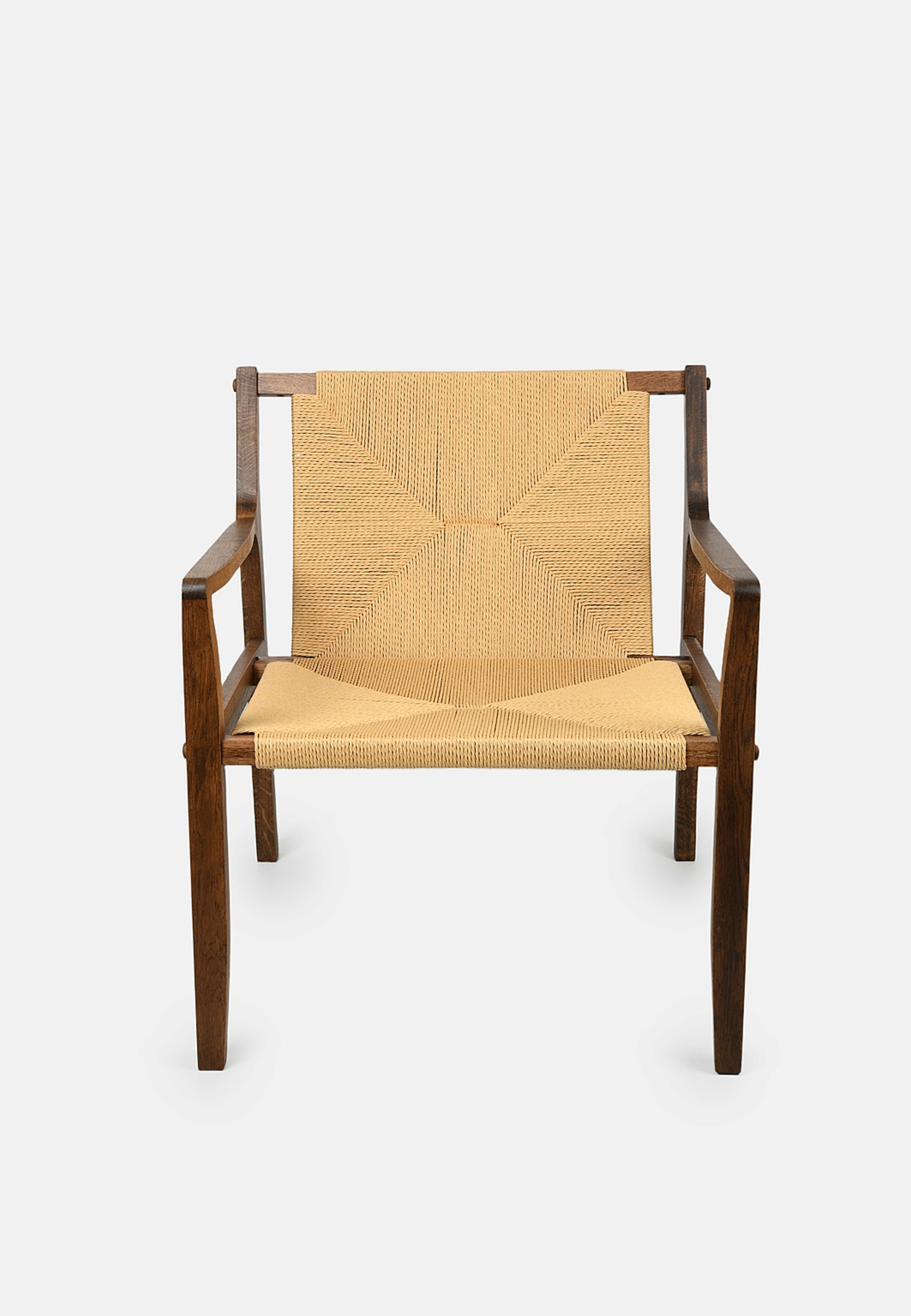 Loungefåtölj med flätad sits ALMA, från Åhléns Home, i färgen Dk Wood. Klicka för att öppna bilden i stort format