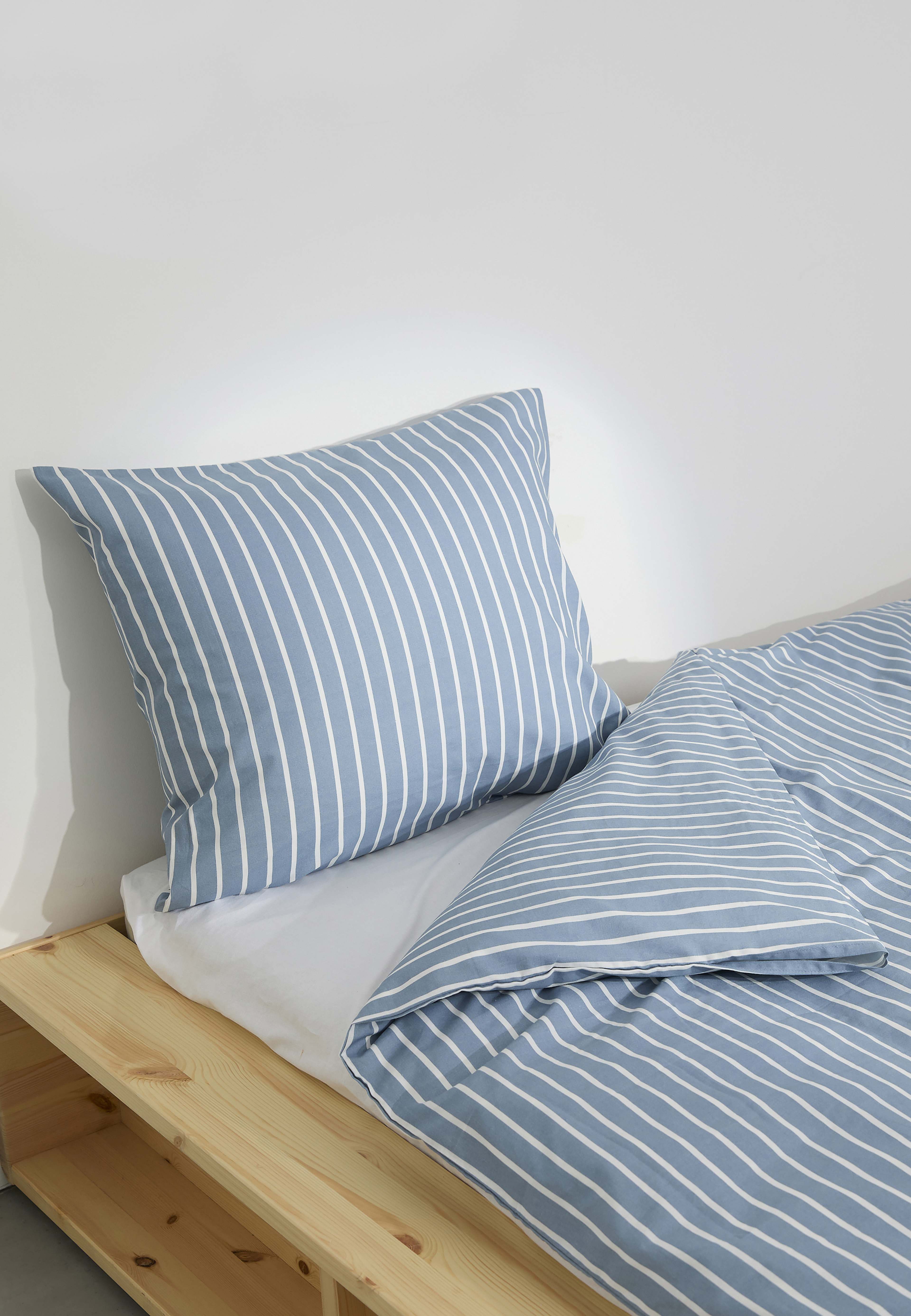 Bäddset NORA 150x210 cm, från Åhléns Home, i färgen Blue/White. Klicka för att öppna bilden i stort format
