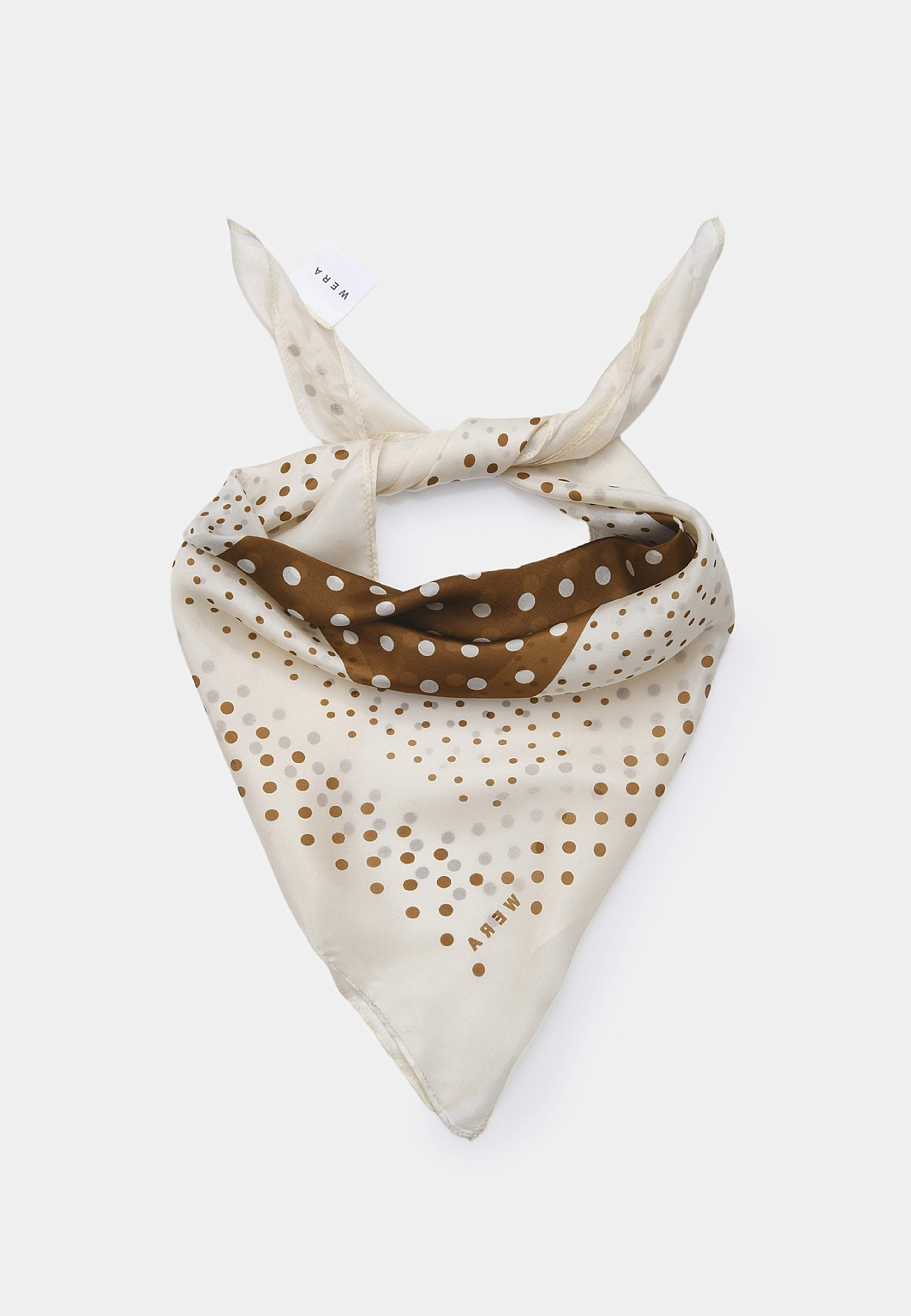 Sidenscarf ALVA, från Wera, i färgen Caramel Dot. Klicka för att öppna bilden i stort format