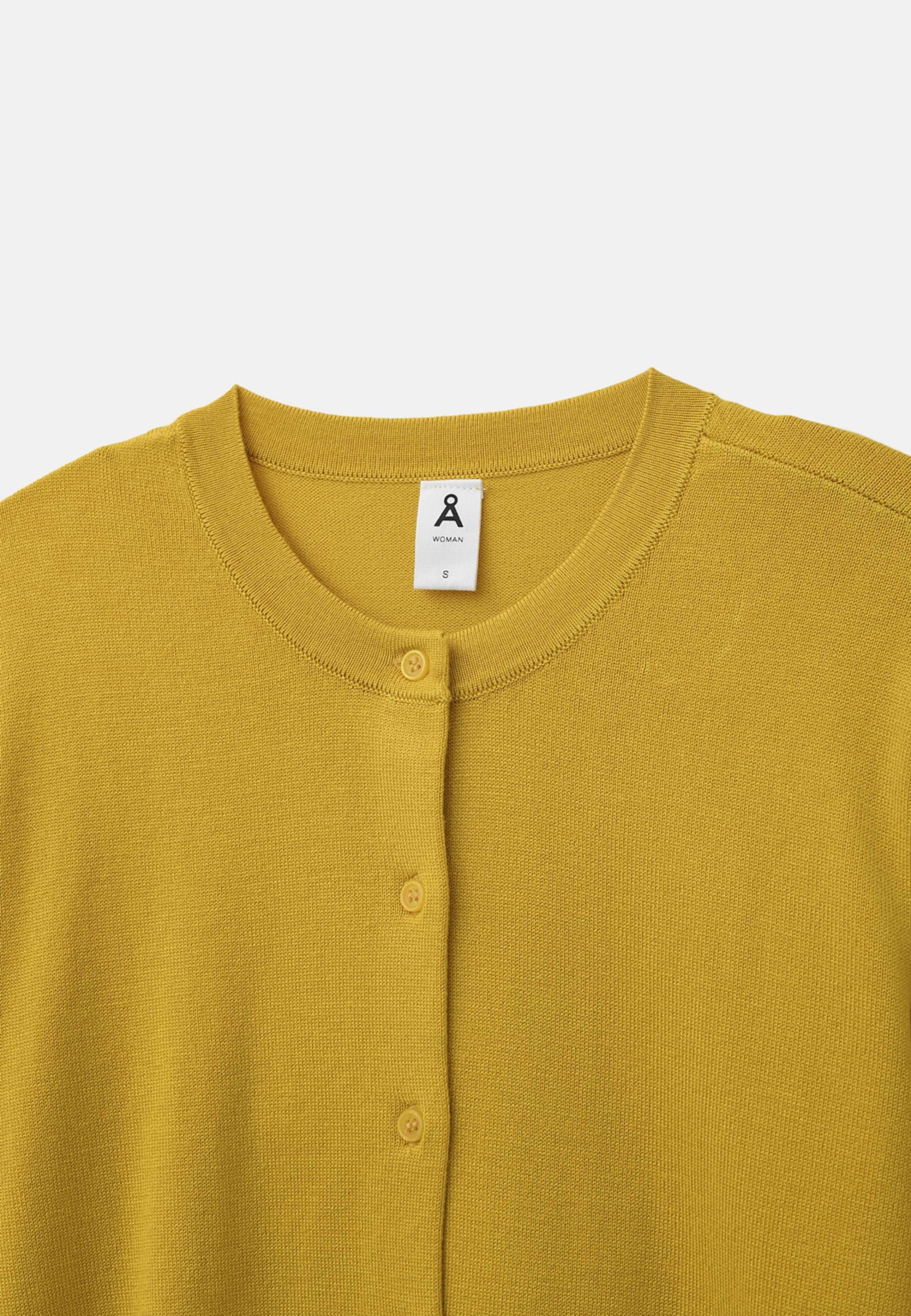 Cardigan INGRID, från Å WOMAN, i färgen Dark Yellow. Klicka för att öppna bilden i stort format