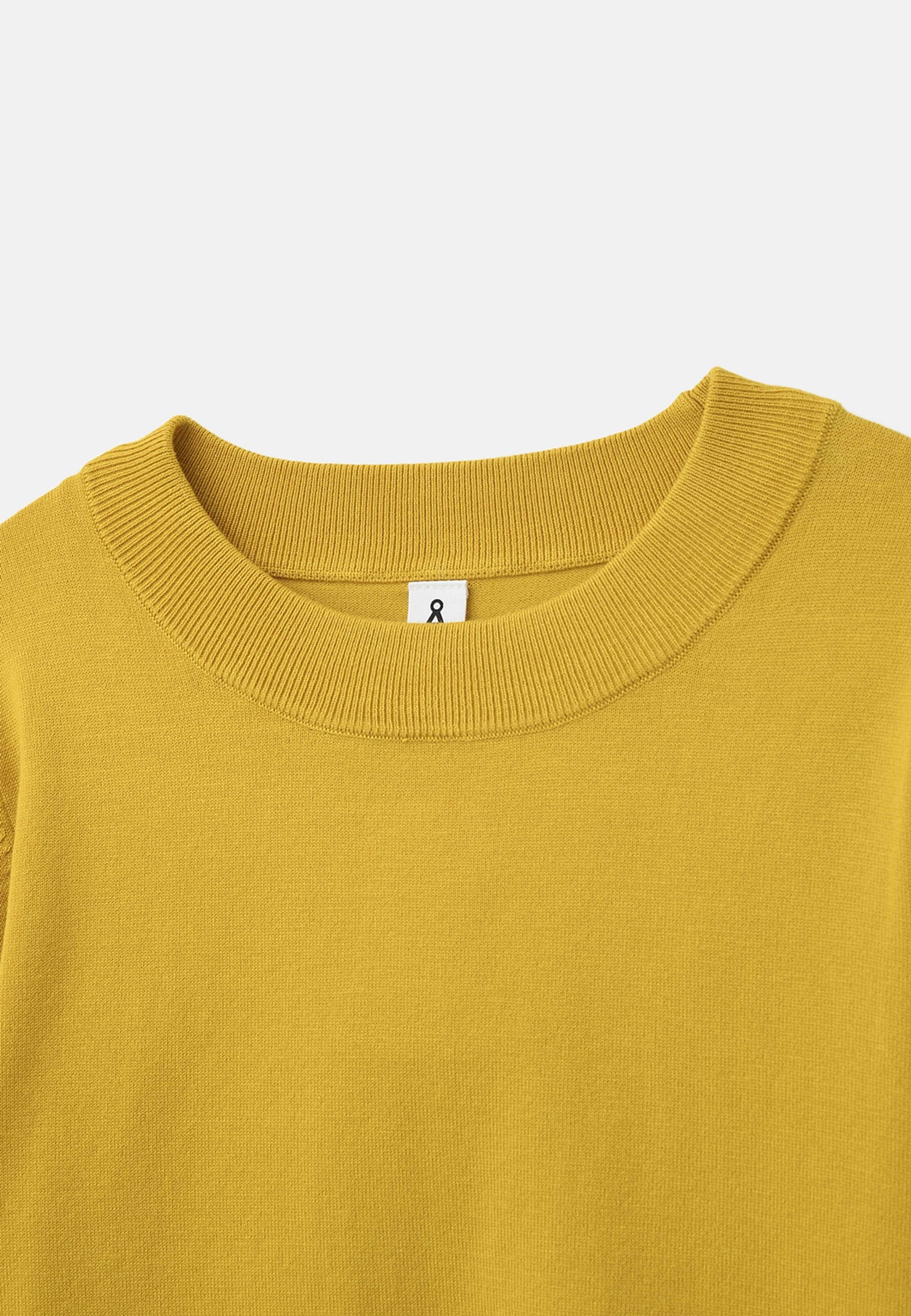 Kortärmad jumper KARIN, från Å WOMAN, i färgen Dark Yellow. Klicka för att öppna bilden i stort format