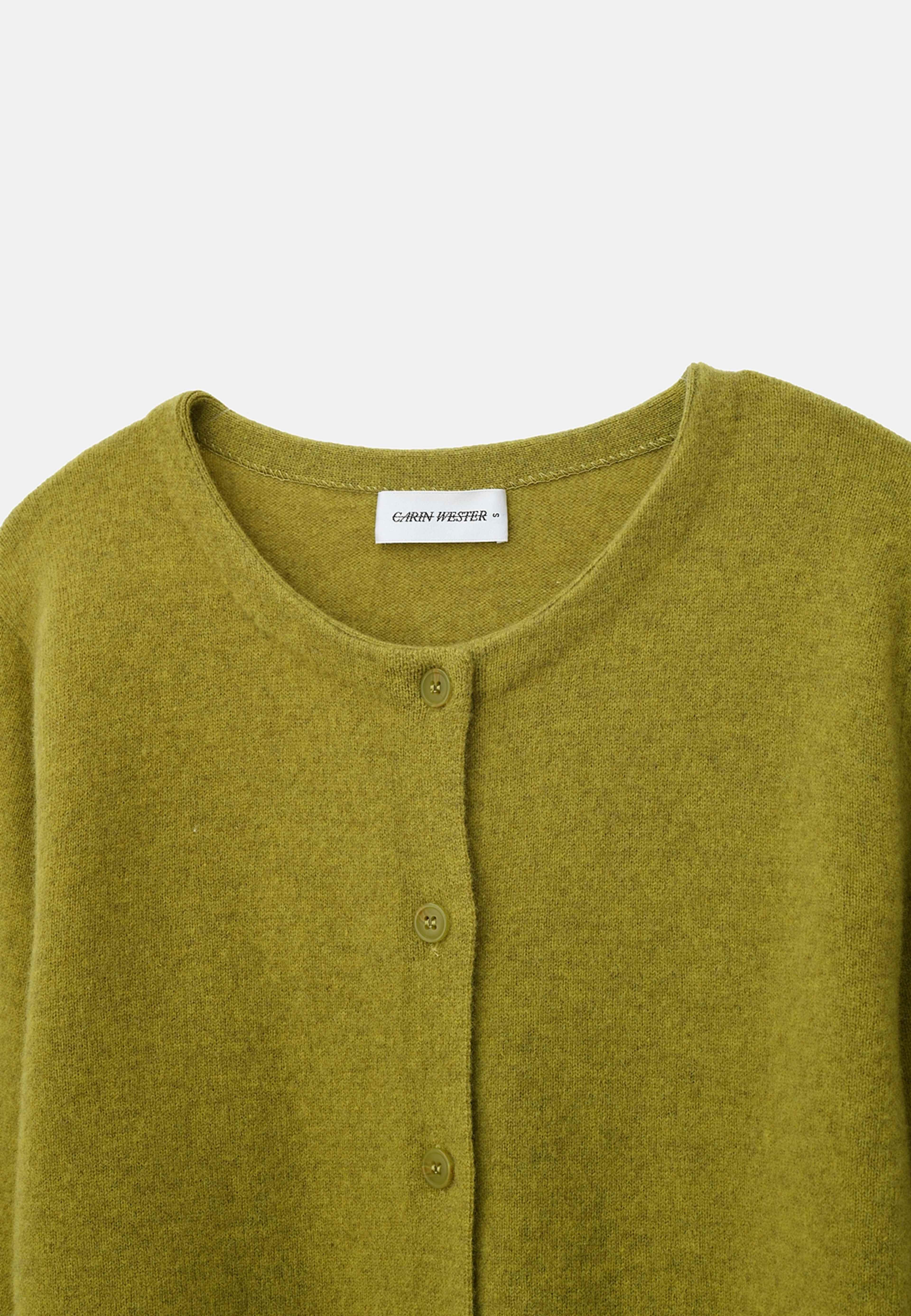 Cardigan i ull DIJON, från Carin Wester, i färgen Olive. Klicka för att öppna bilden i stort format