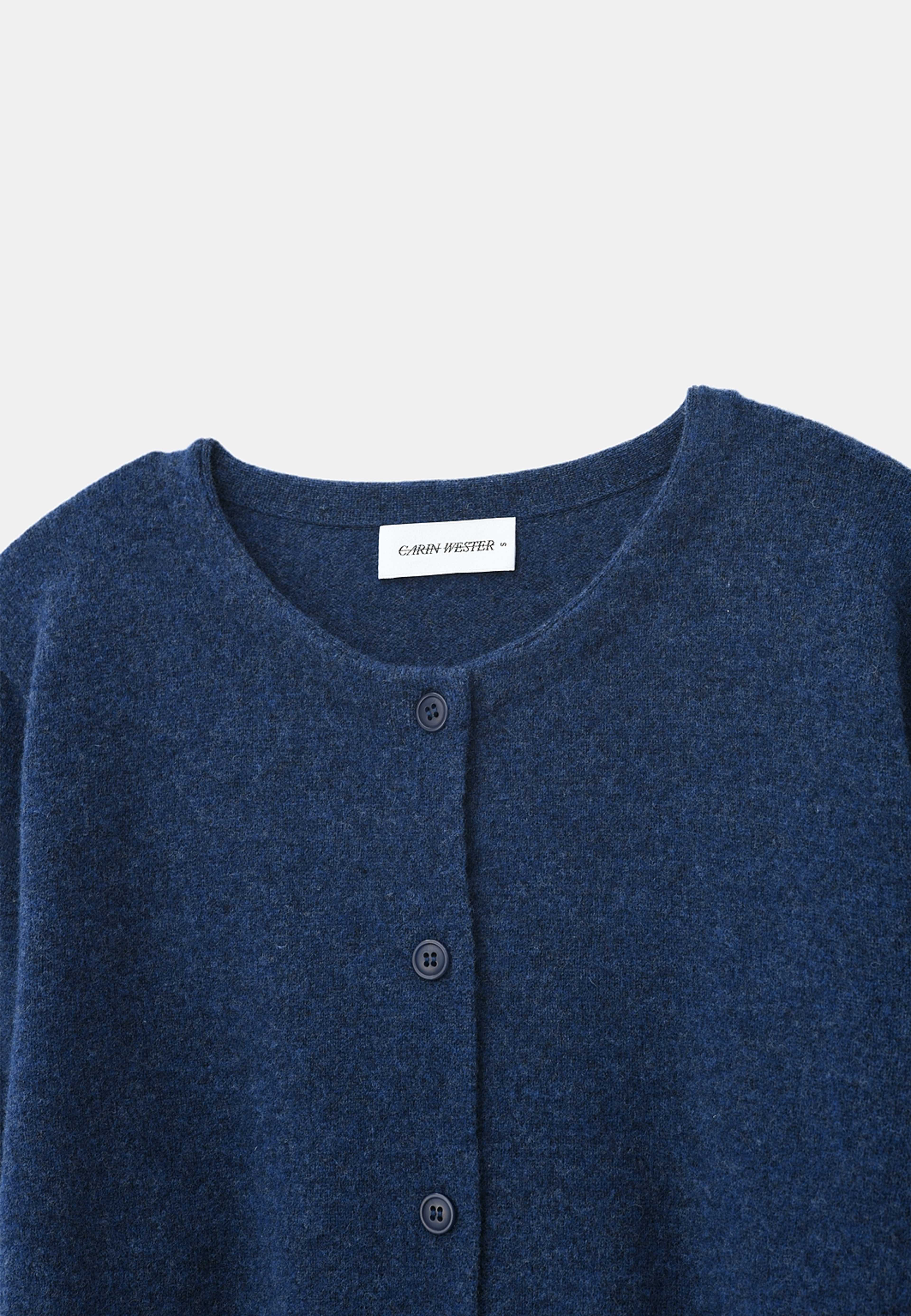Cardigan i ull DIJON, från Carin Wester, i färgen Navy Melange. Klicka för att öppna bilden i stort format