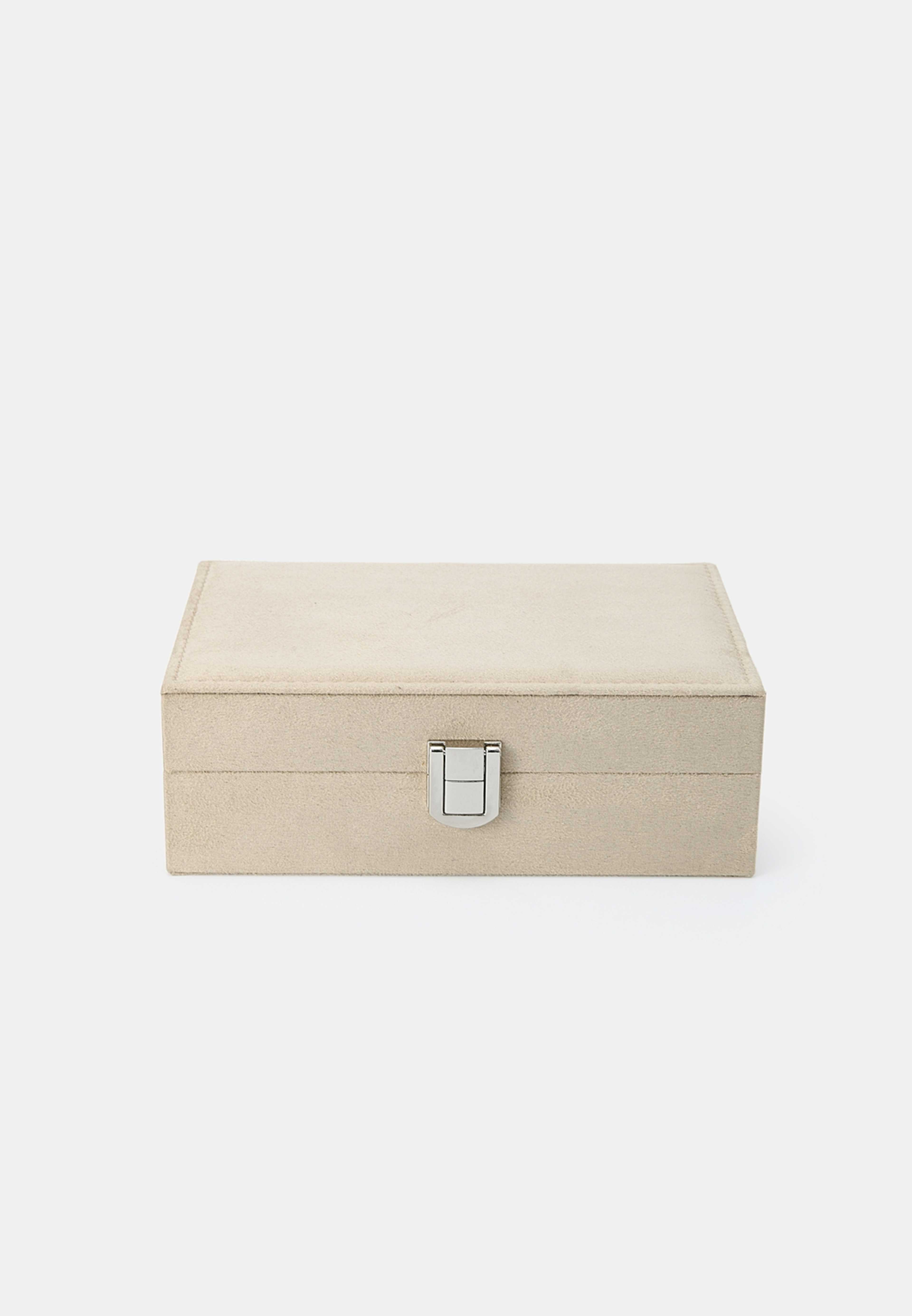 Smyckeskrin i sammet JULIE, från Åhléns Home, i färgen Beige. Klicka för att öppna bilden i stort format