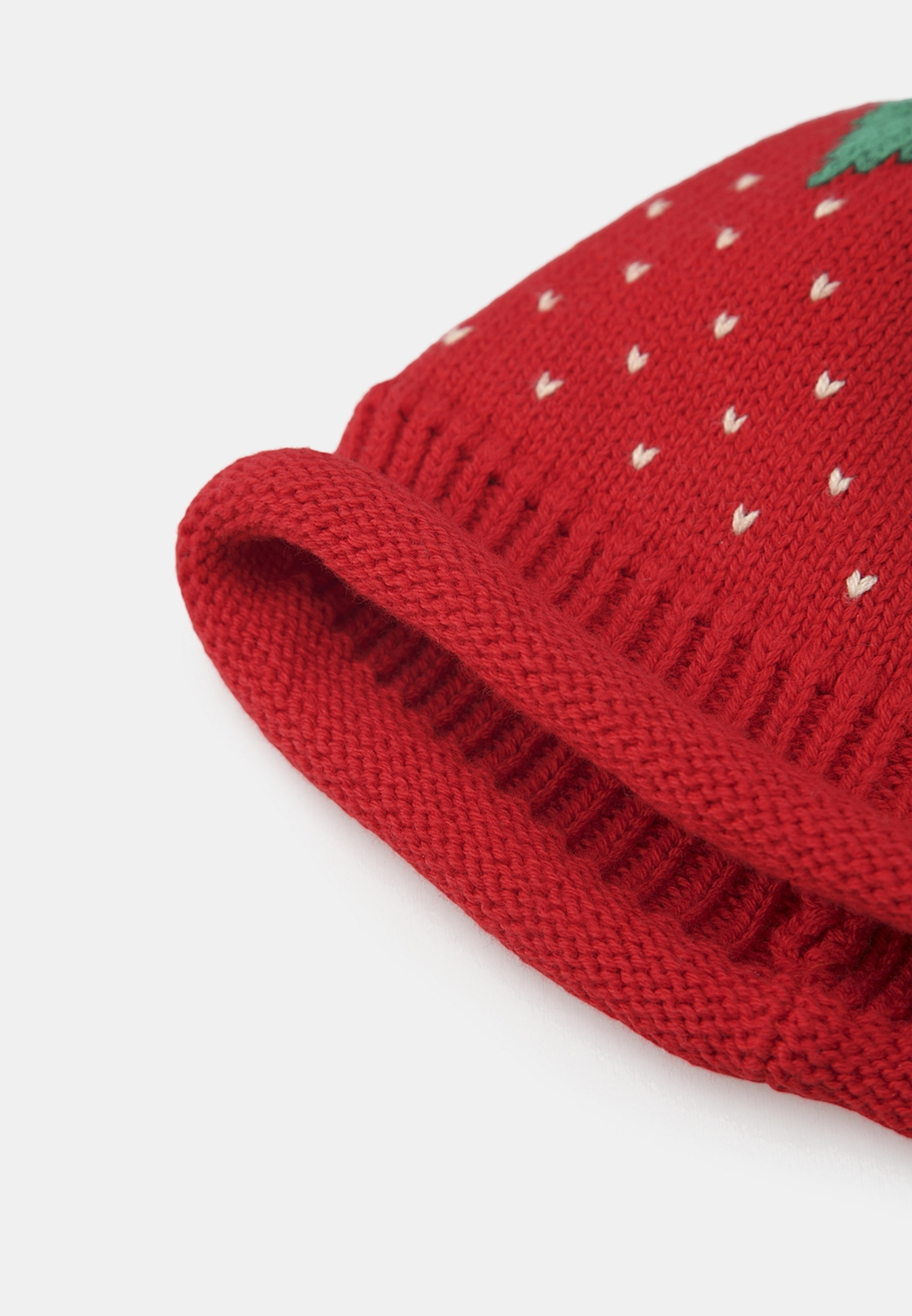 Stickad mössa STRAWBERRY, från RIKIKI, i färgen Red 2. Klicka för att öppna bilden i stort format