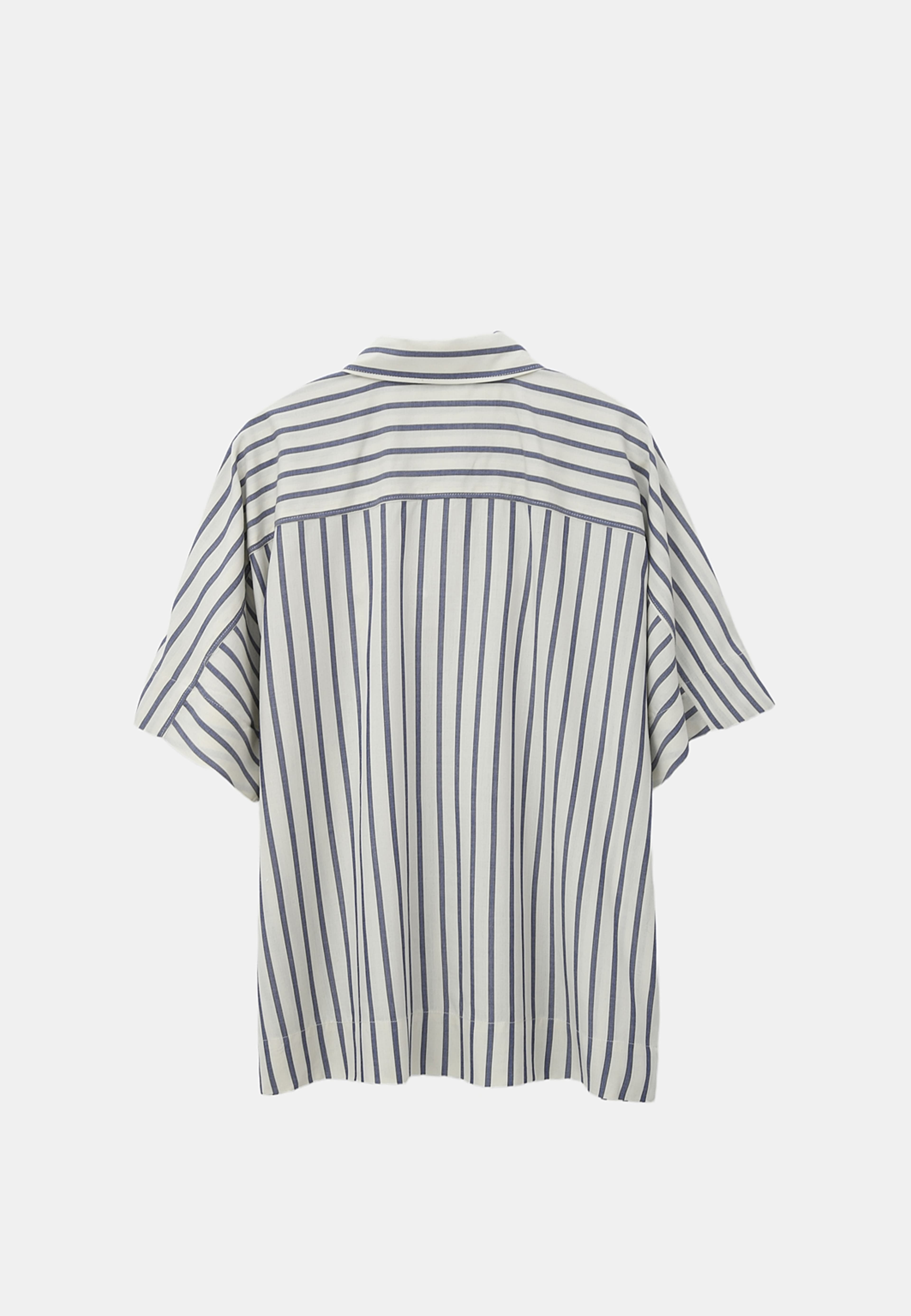 Croppad viskosblus KARLA, från Carin Wester, i färgen Blue Stripe. Klicka för att öppna bilden i stort format