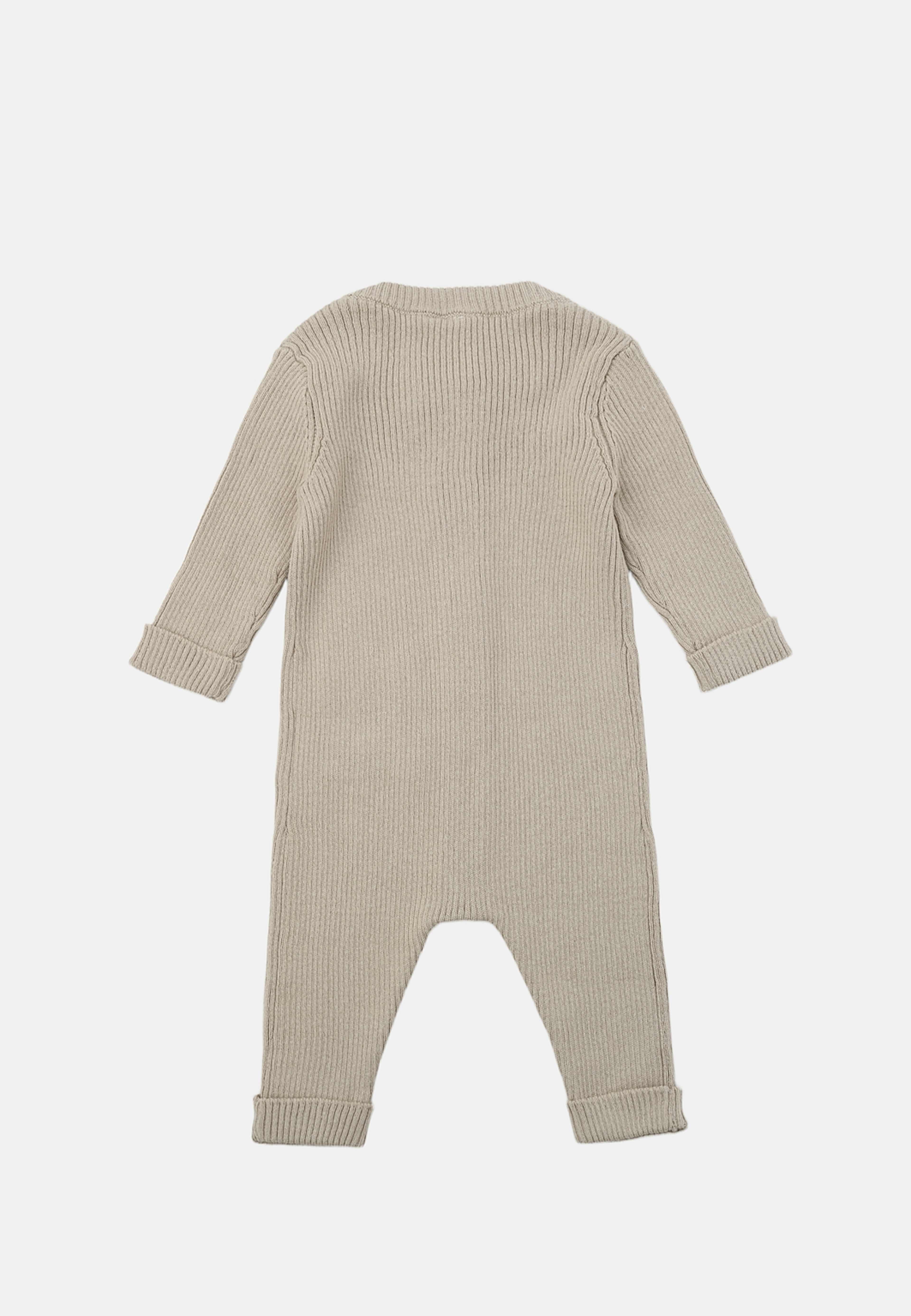 Ribbstickad onesie STIG, från RIKIKI, i färgen Beige. Klicka för att öppna bilden i stort format