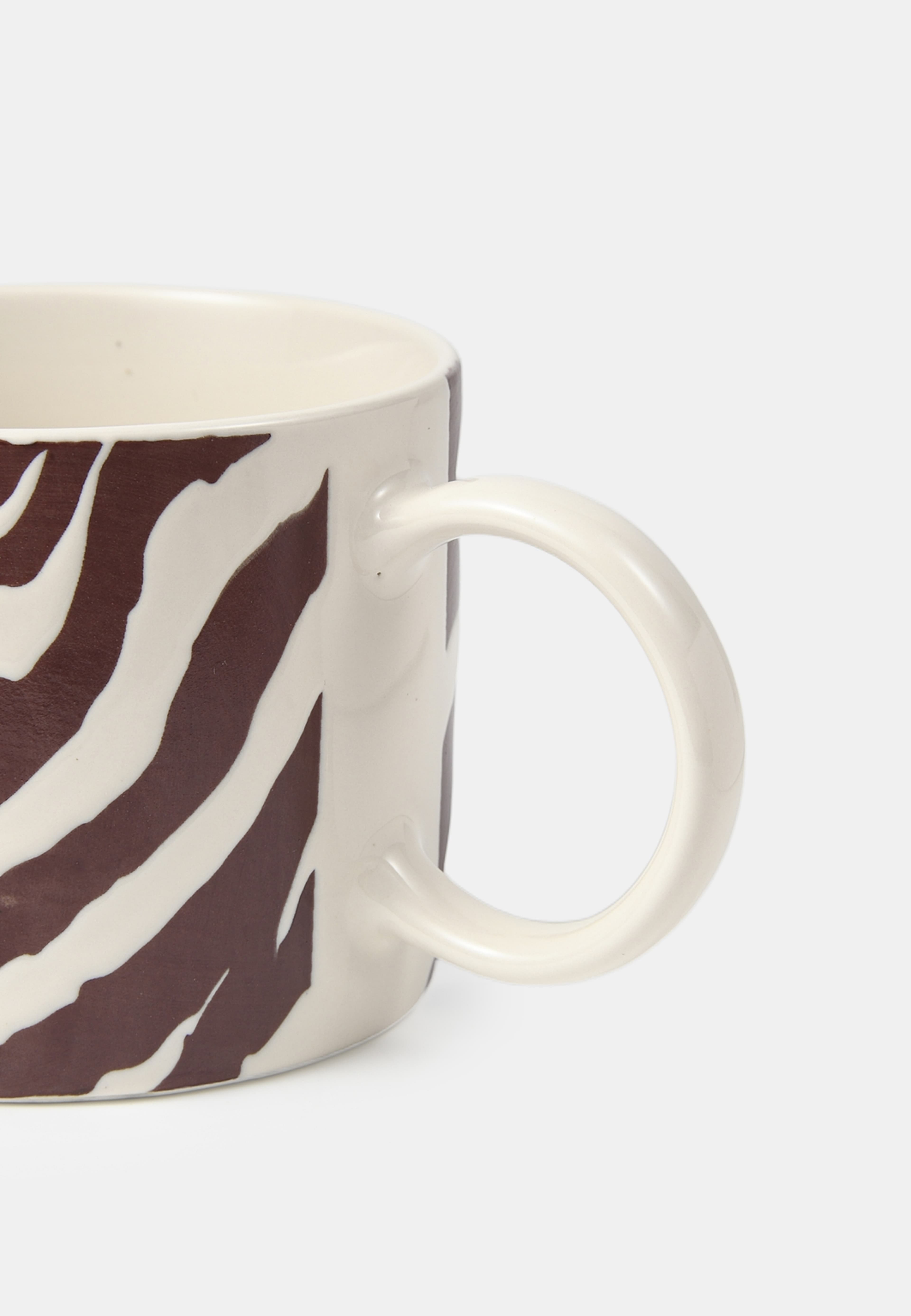 Mugg i stengods ADA Zebra 25 cl, från Åhléns Home, i färgen Burgundy. Klicka för att öppna bilden i stort format