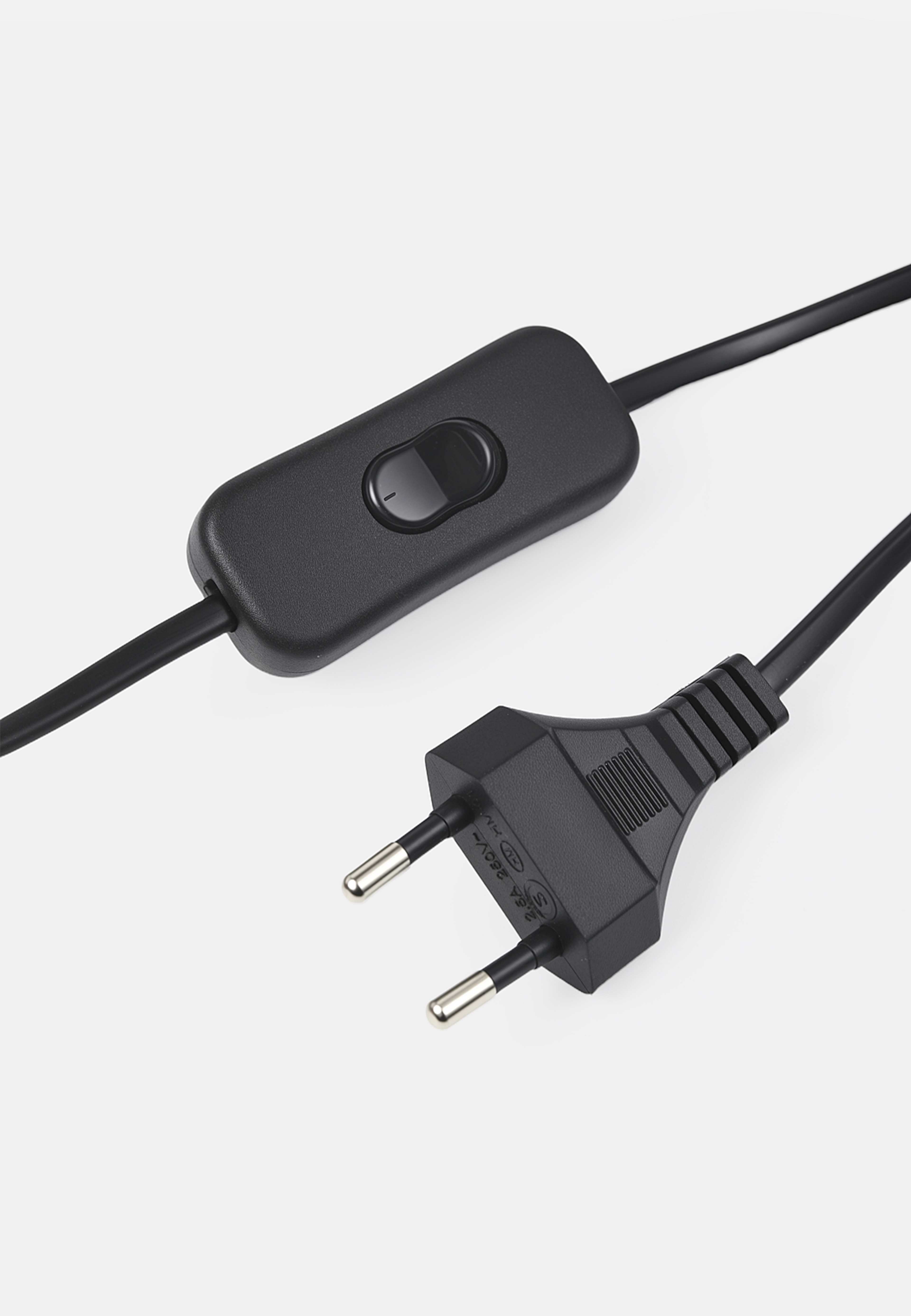 Bordslampa i metall LUCA, från Åhléns Home, i färgen Chrome. Klicka för att öppna bilden i stort format