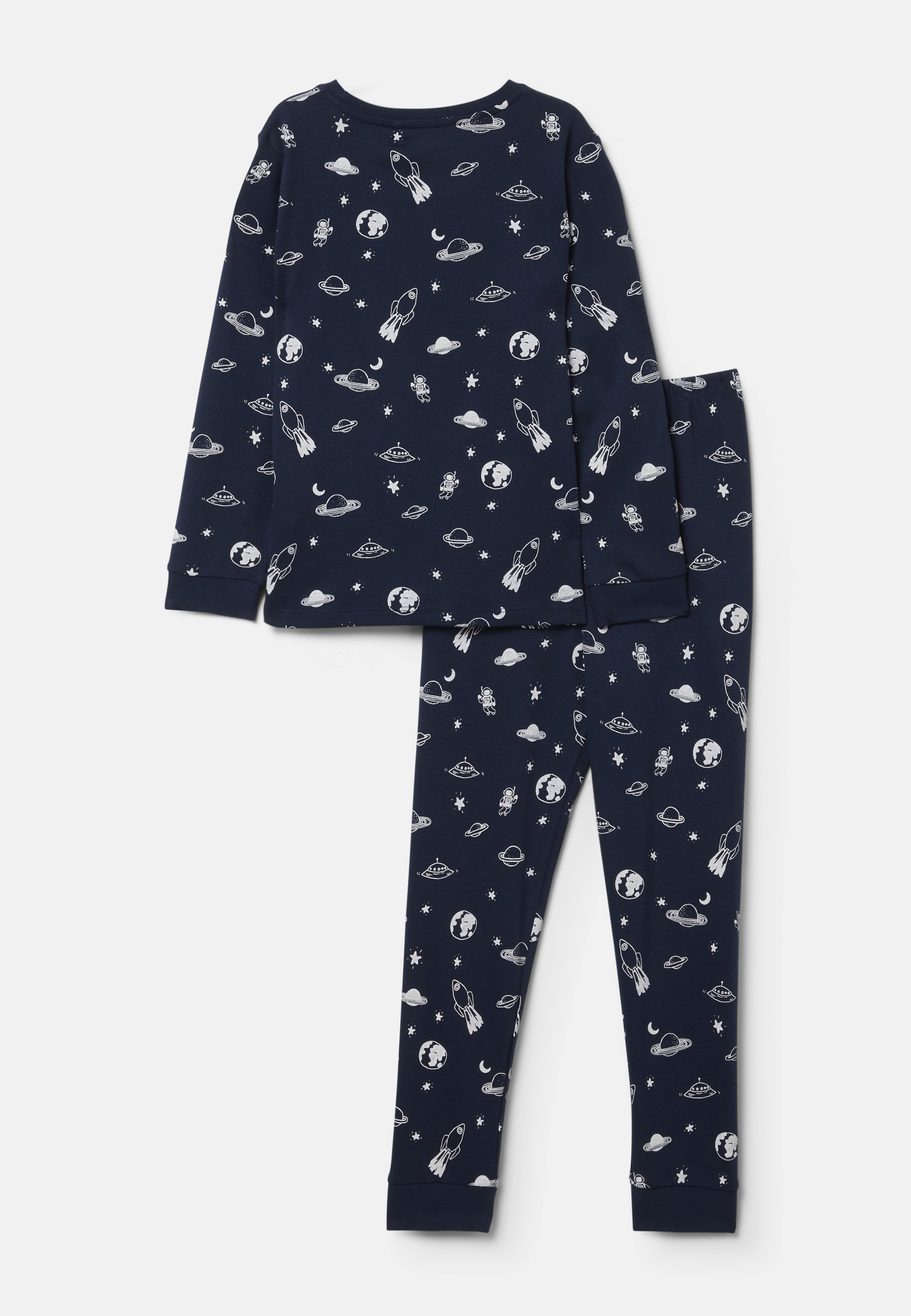 Ribbad pyjamas med tryck POW, från RIKIKI, i färgen Space. Klicka för att öppna bilden i stort format