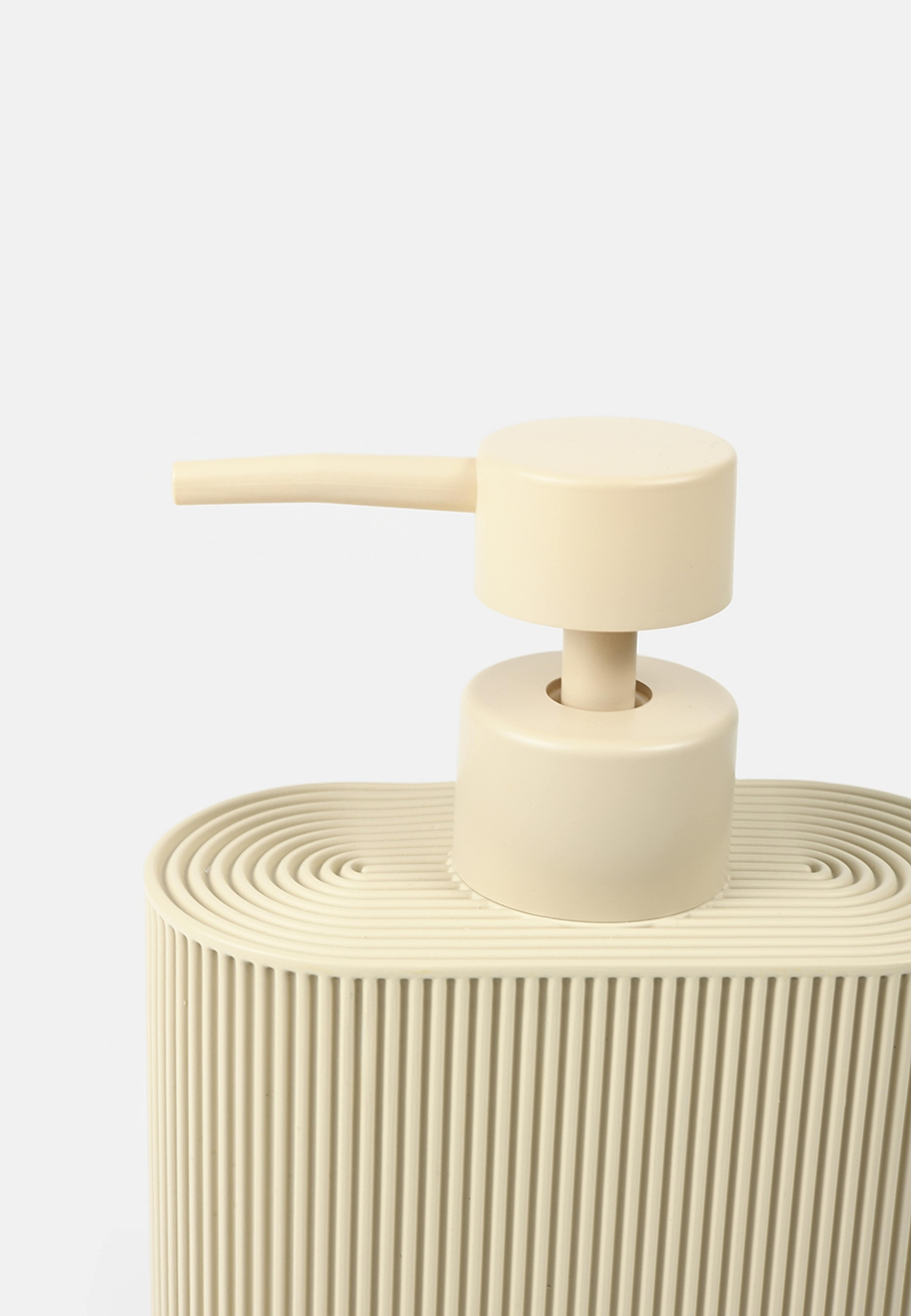 Räfflad tvålpump, från Åhléns Home, i färgen Beige. Klicka för att öppna bilden i stort format