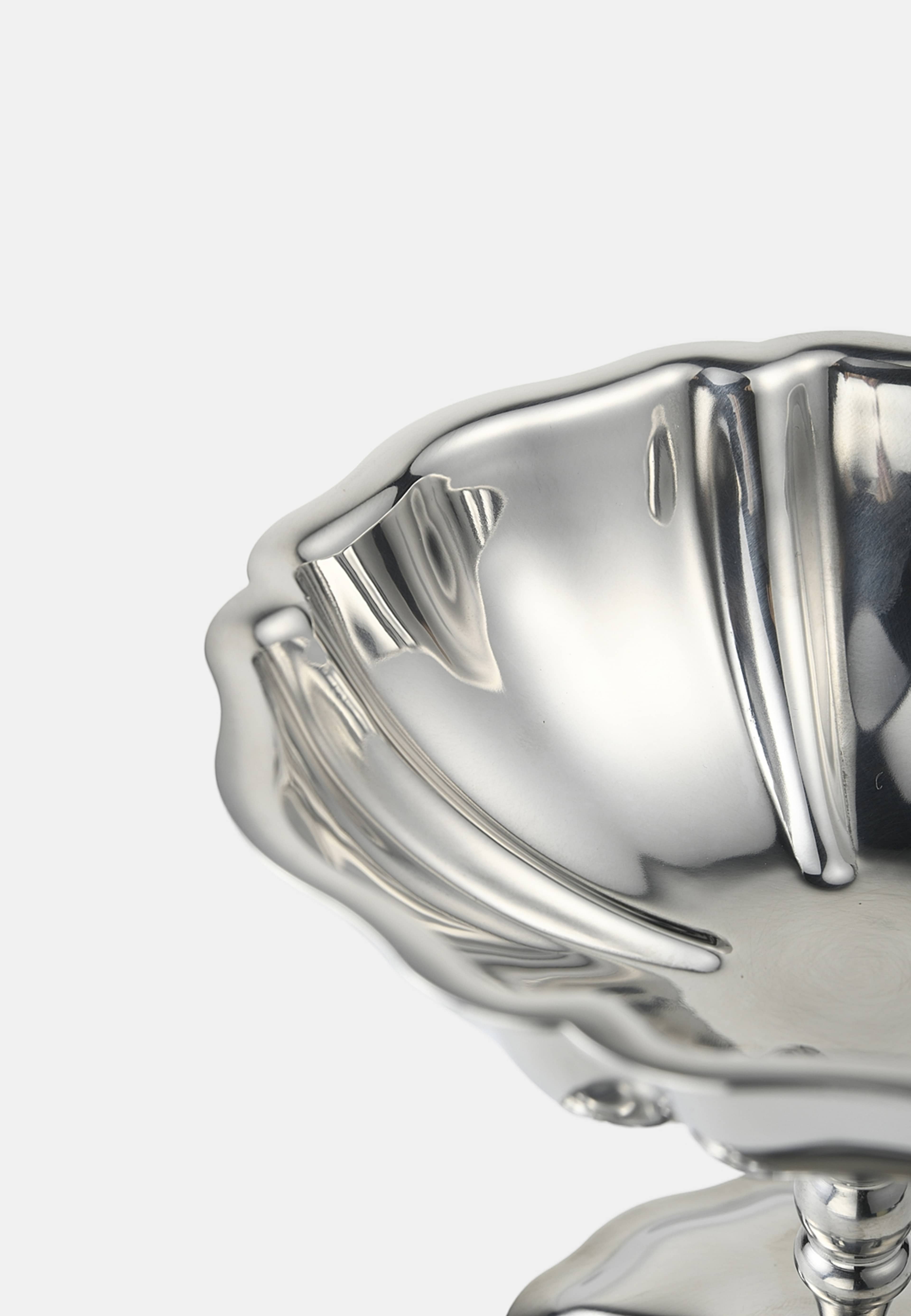 Glasskål på fot SHELL, från PORTOLINO LIVING, i färgen Silver. Klicka för att öppna bilden i stort format
