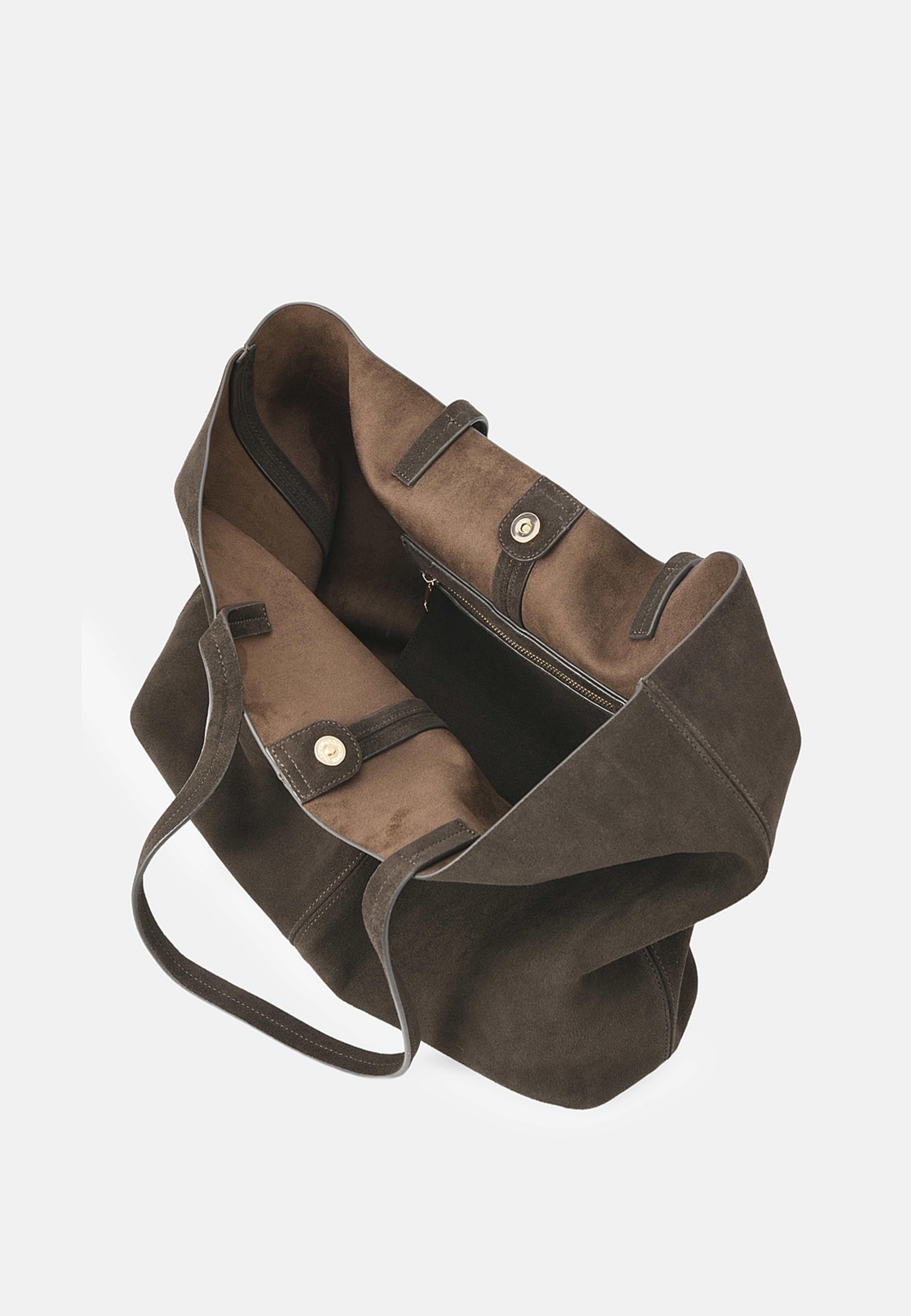 Toteväska i mocka JULIE, från Wera, i färgen Dk Brown. Klicka för att öppna bilden i stort format