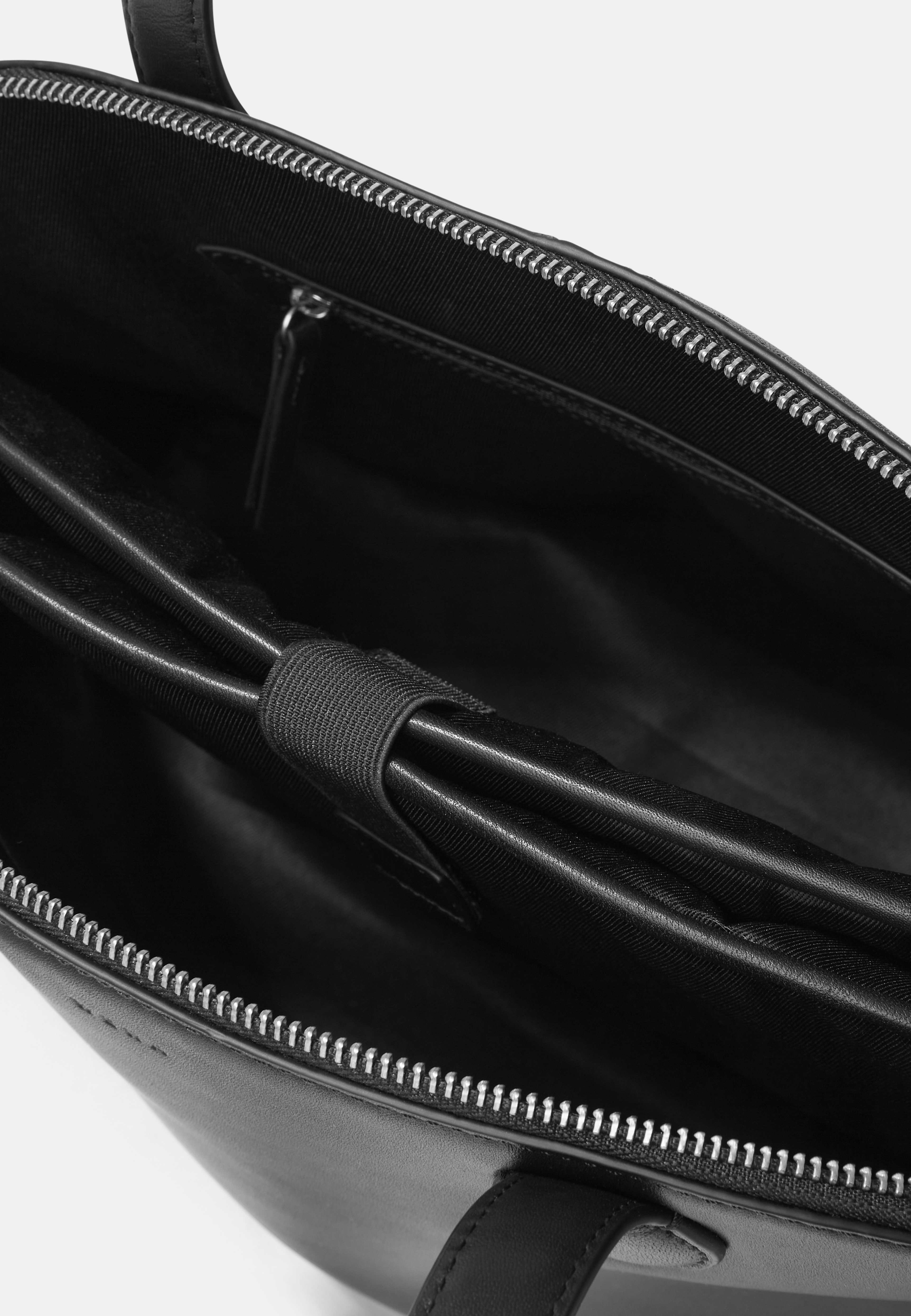 Bowling bag med datorfack LOUISE, från Wera, i färgen Black. Klicka för att öppna bilden i stort format