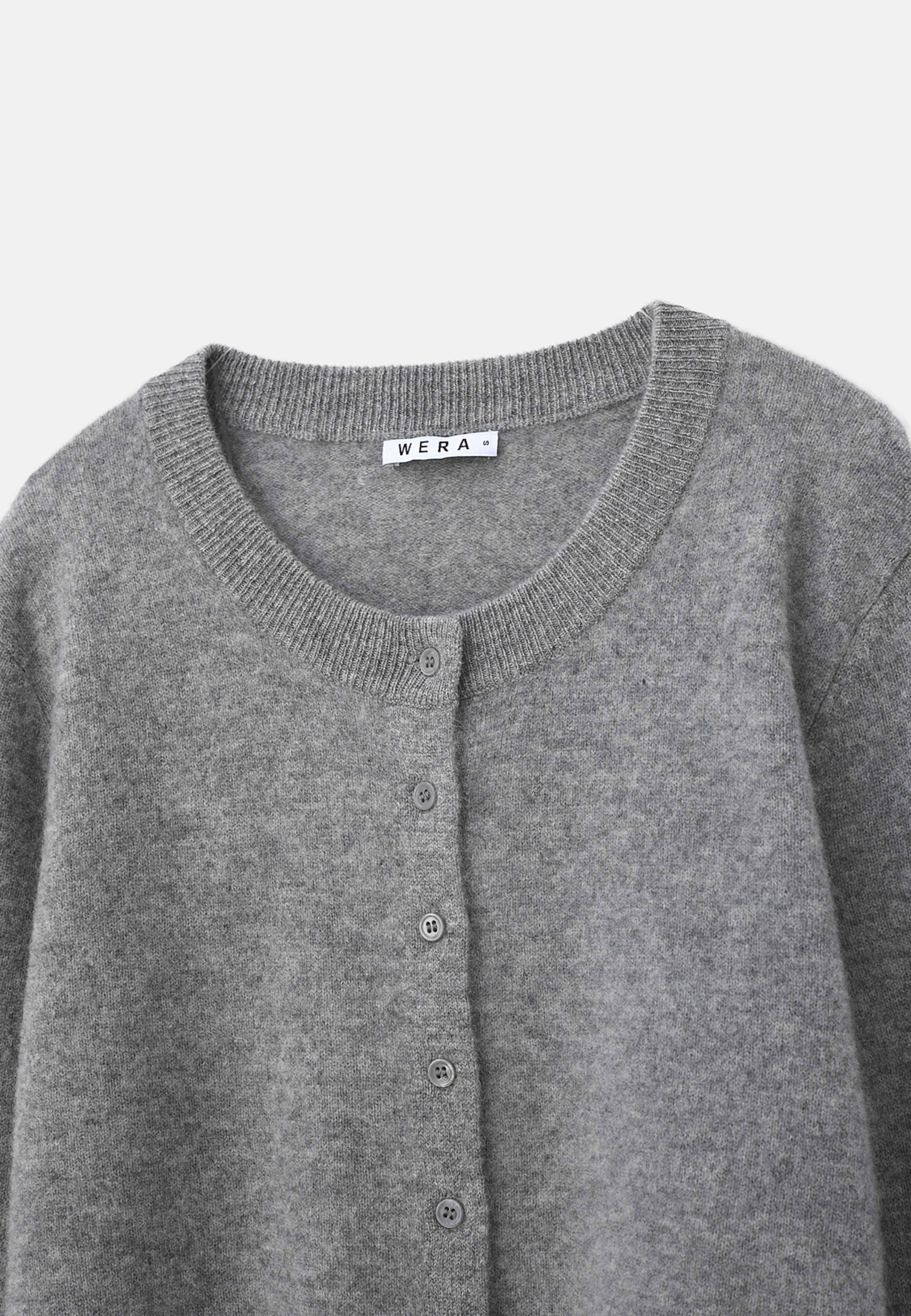 Cardigan i kashmir PHOEBE, från Wera, i färgen Grey Melange. Klicka för att öppna bilden i stort format