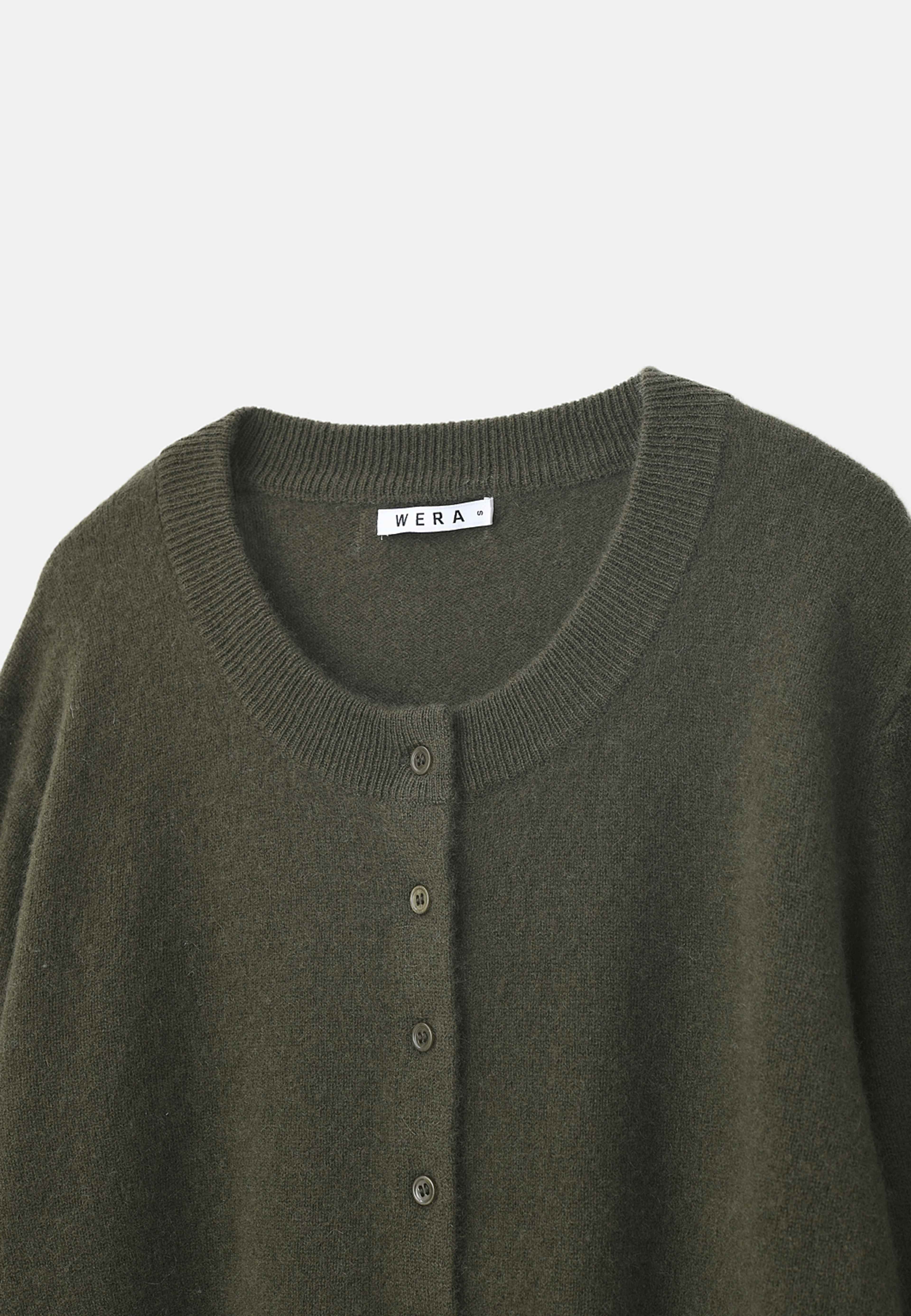 Cardigan i kashmir PHOEBE, från Wera, i färgen Green. Klicka för att öppna bilden i stort format