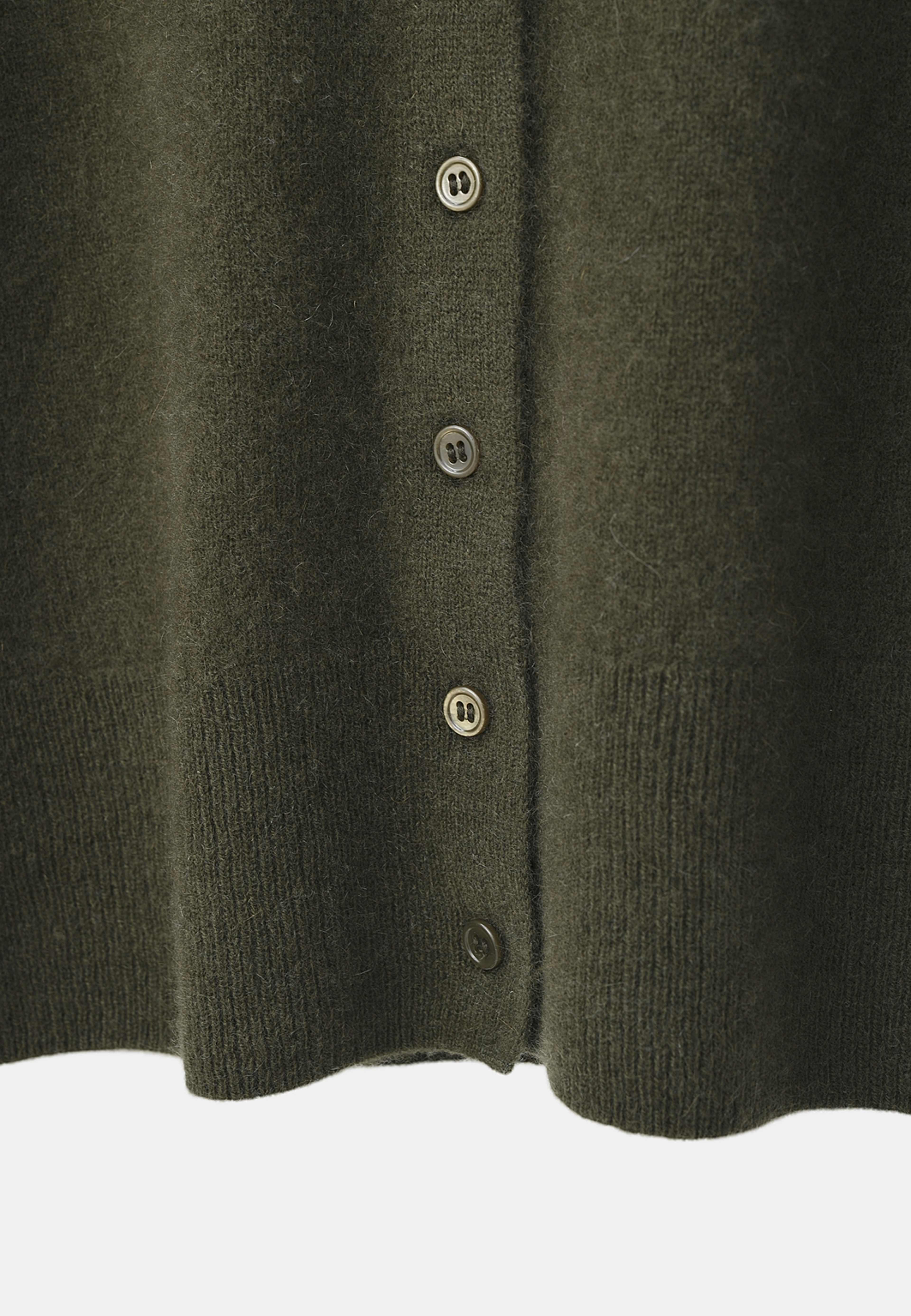 Cardigan i kashmir PHOEBE, från Wera, i färgen Green. Klicka för att öppna bilden i stort format