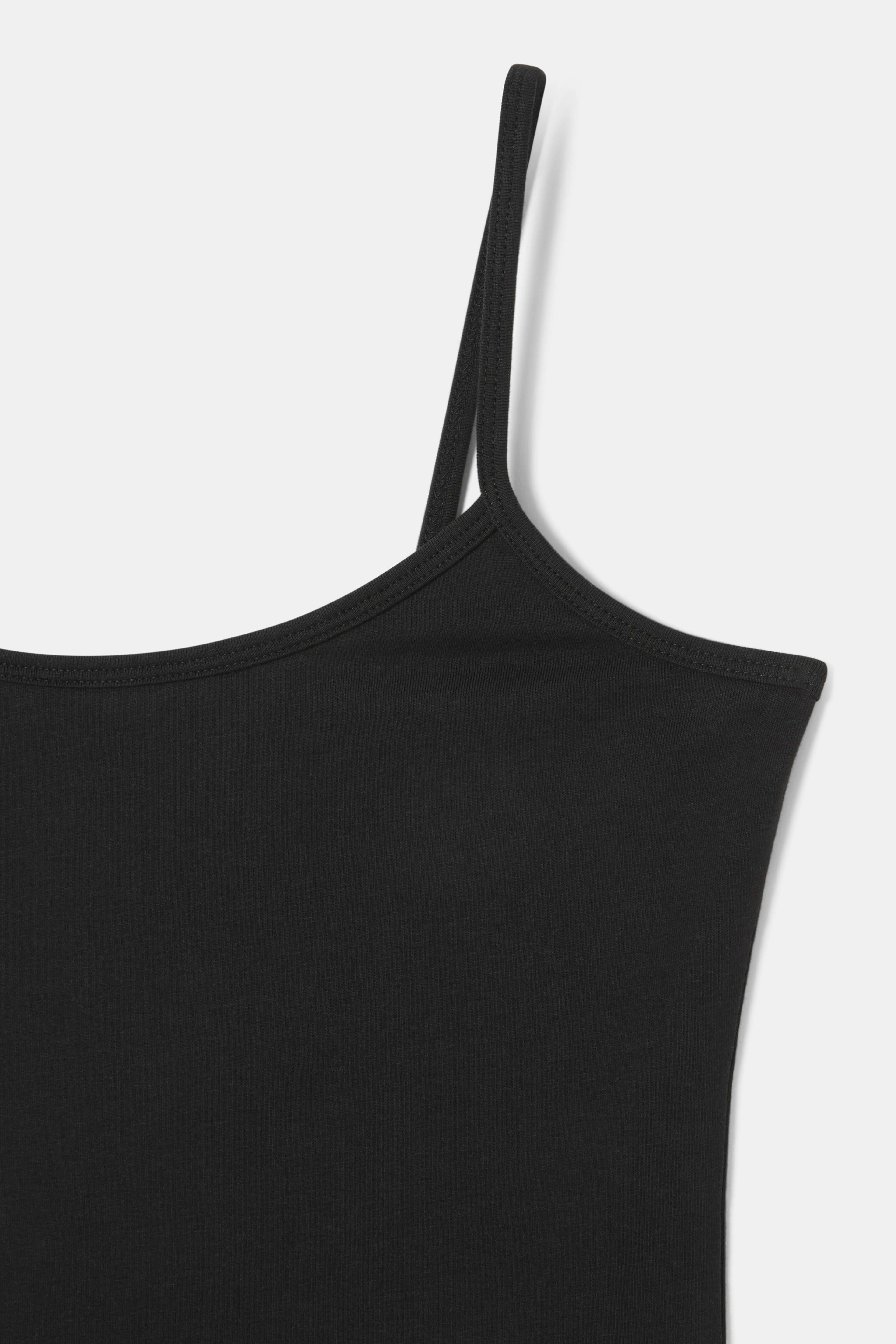 Baslinne SARA, från Å WOMAN, i färgen Black. Klicka för att öppna bilden i stort format